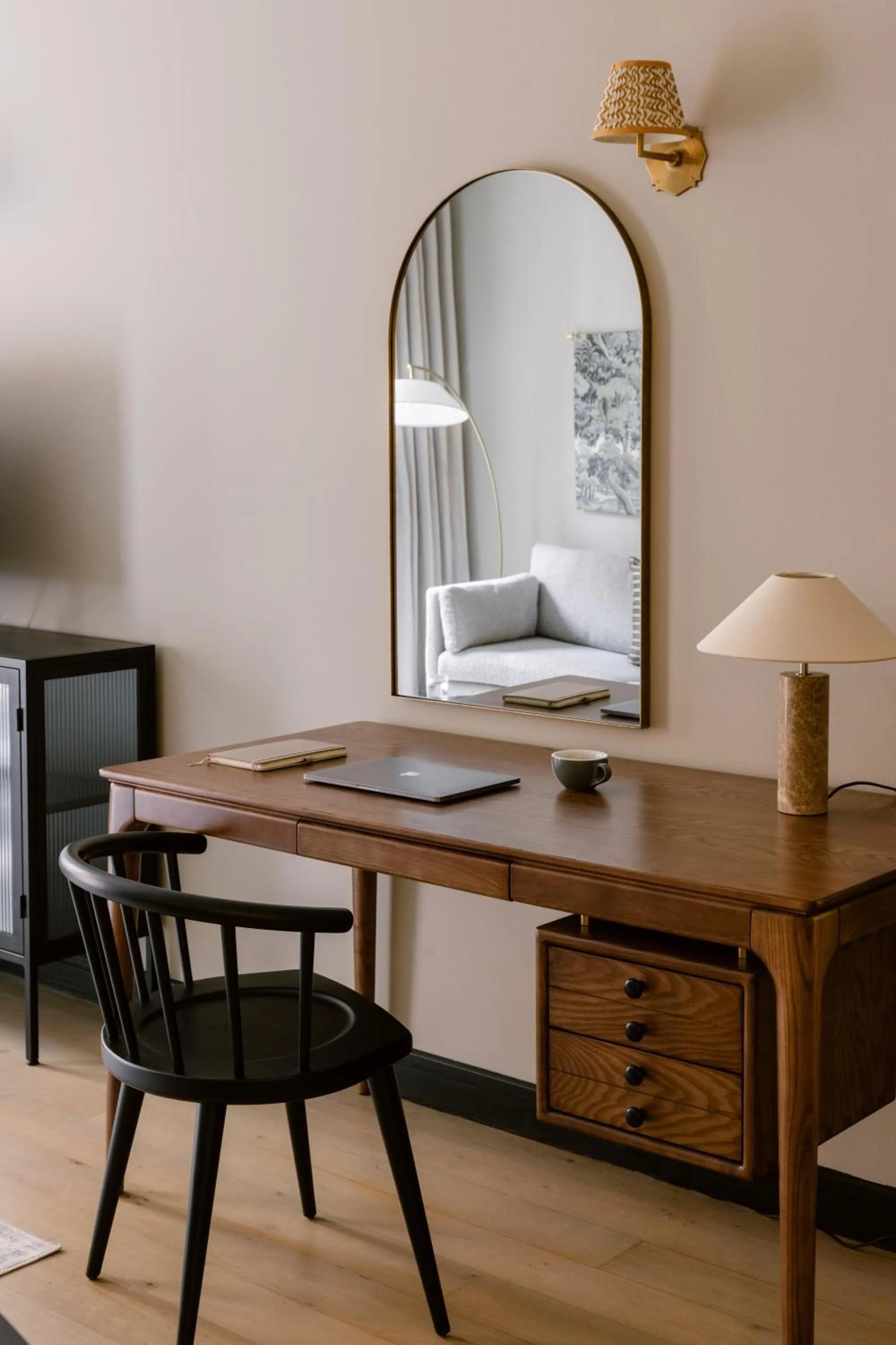 Living room, Bed in Native Kings Wardrobe, St Pauls