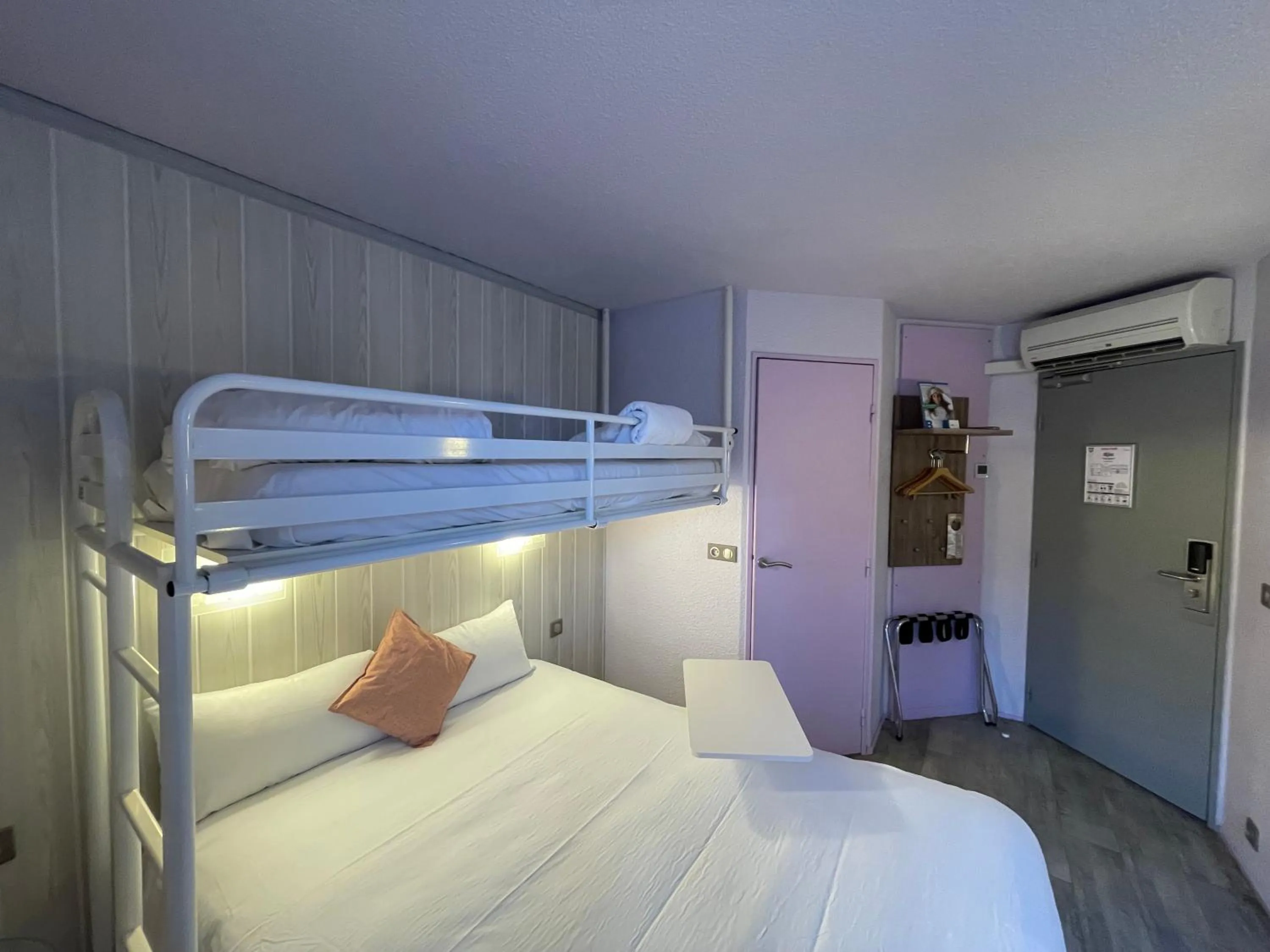 Photo of the whole room, Bed in Brit Hotel Chambery