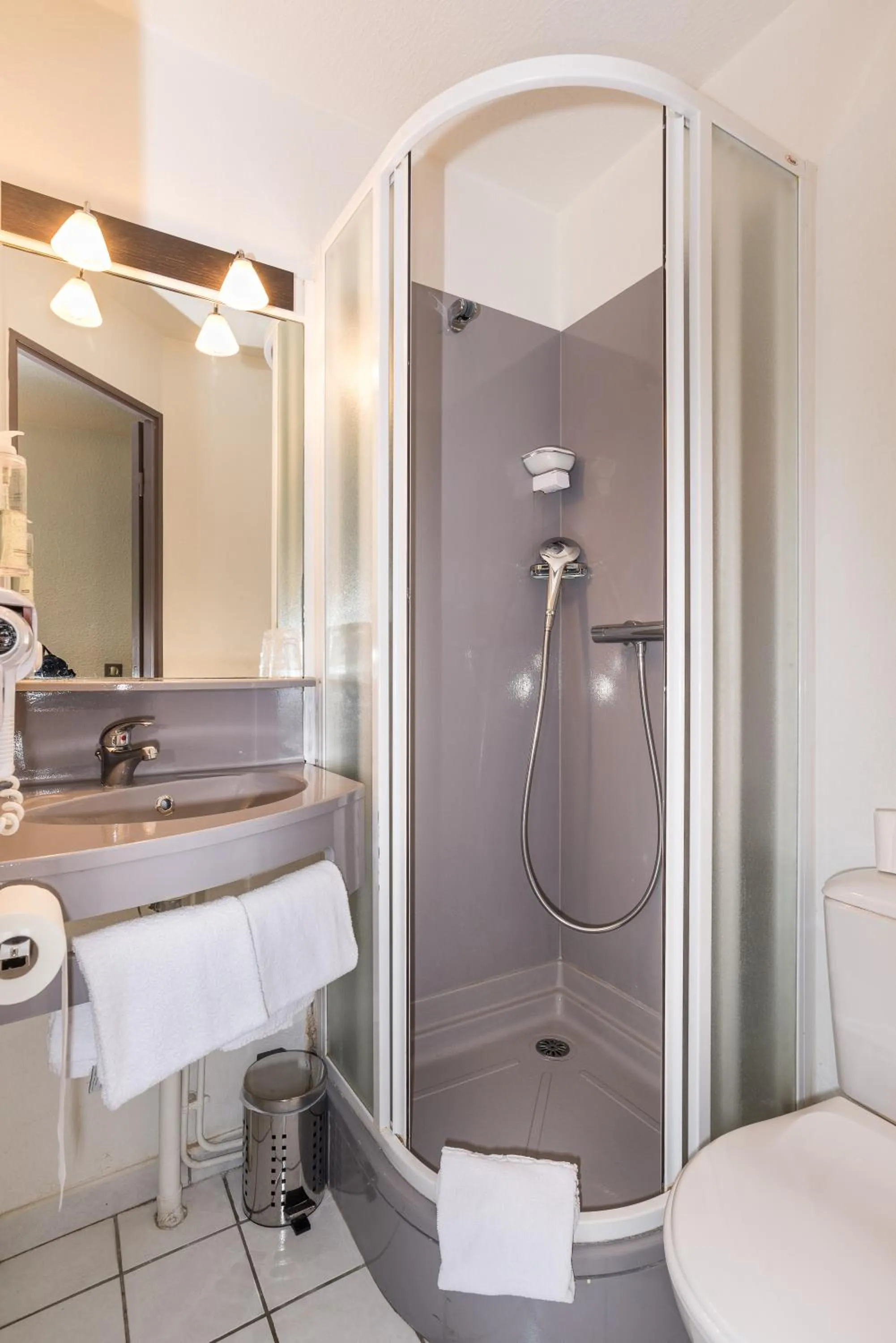 Shower in Brit Hotel Chambery