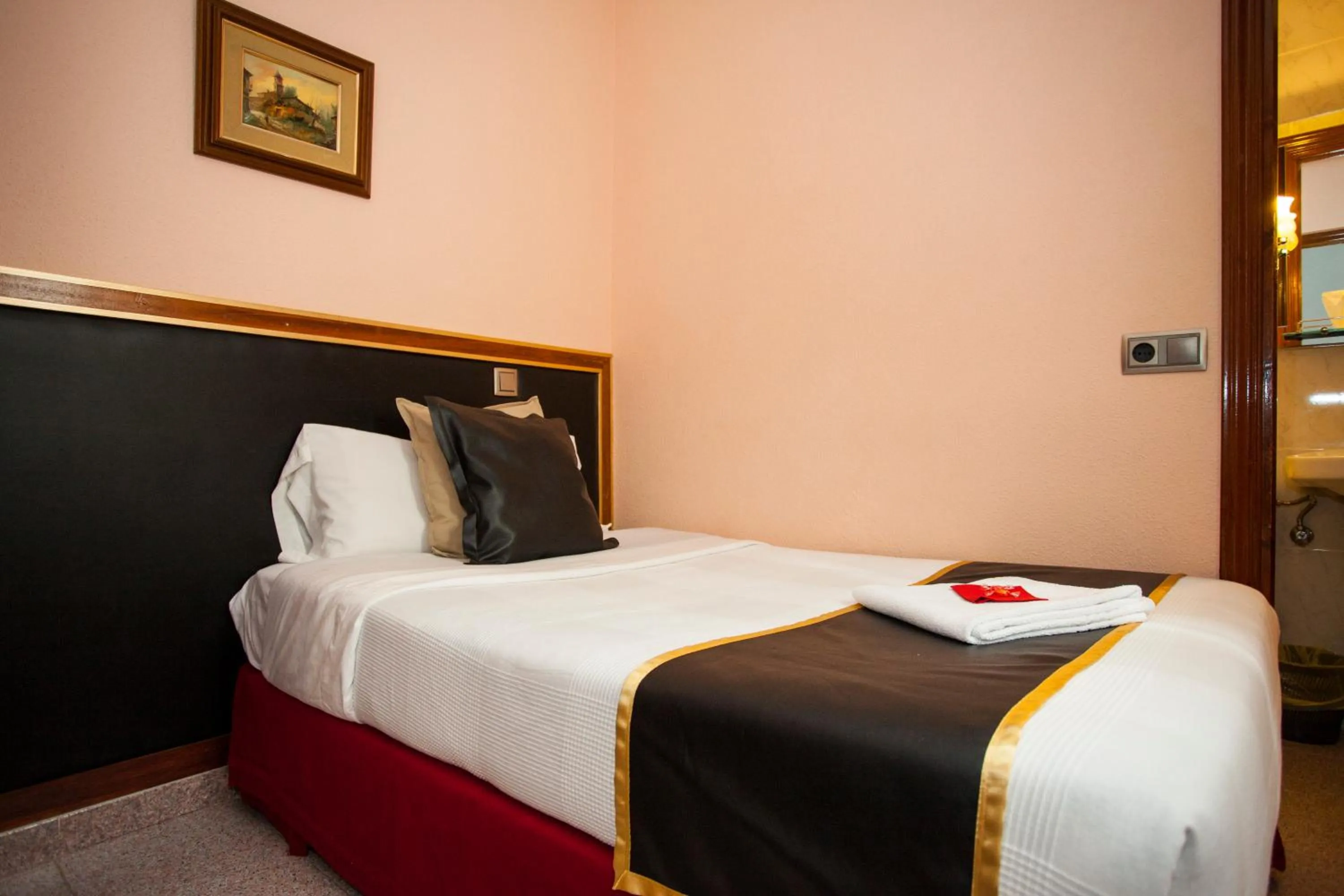 Photo of the whole room, Bed in CH Chelo