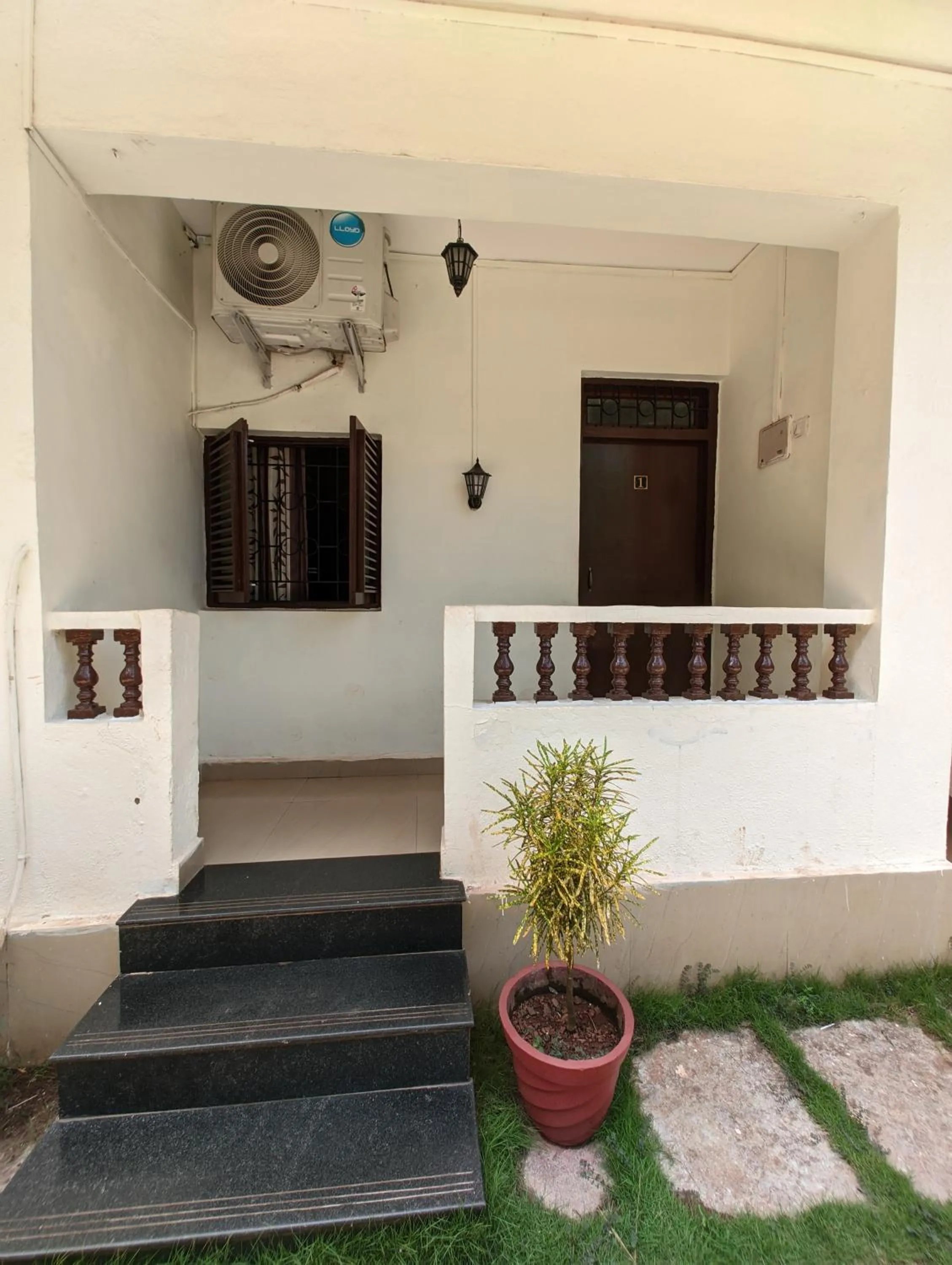 Property building in Vinsons Cottages