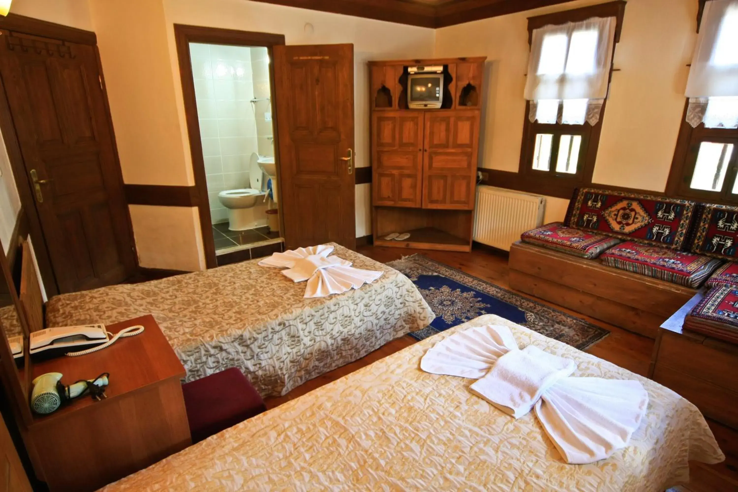 Corner Twin Room in Cakiroglu Konak Corner Twin Room in Cakiroglu Konak