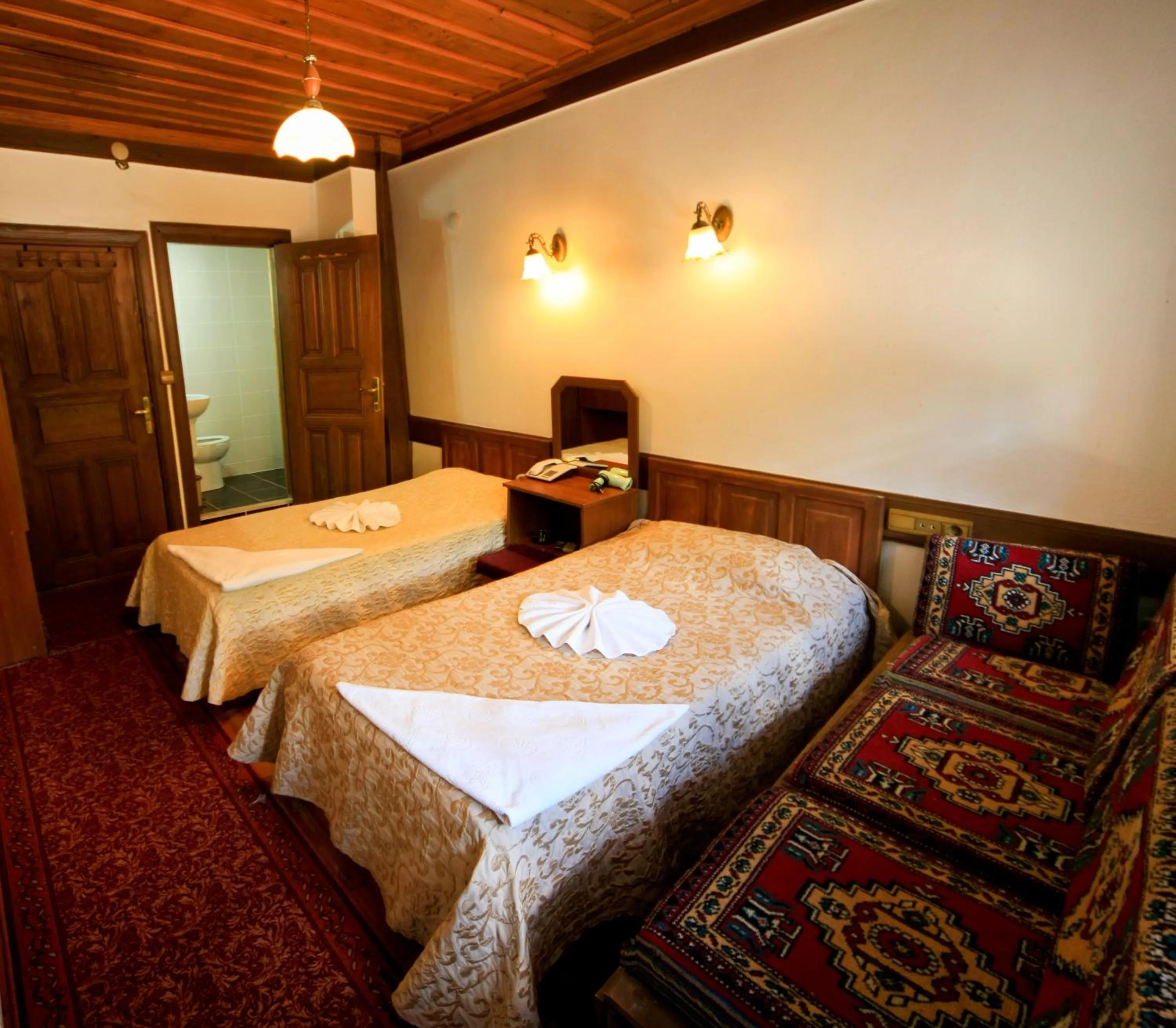 Bed in Cakiroglu Konak