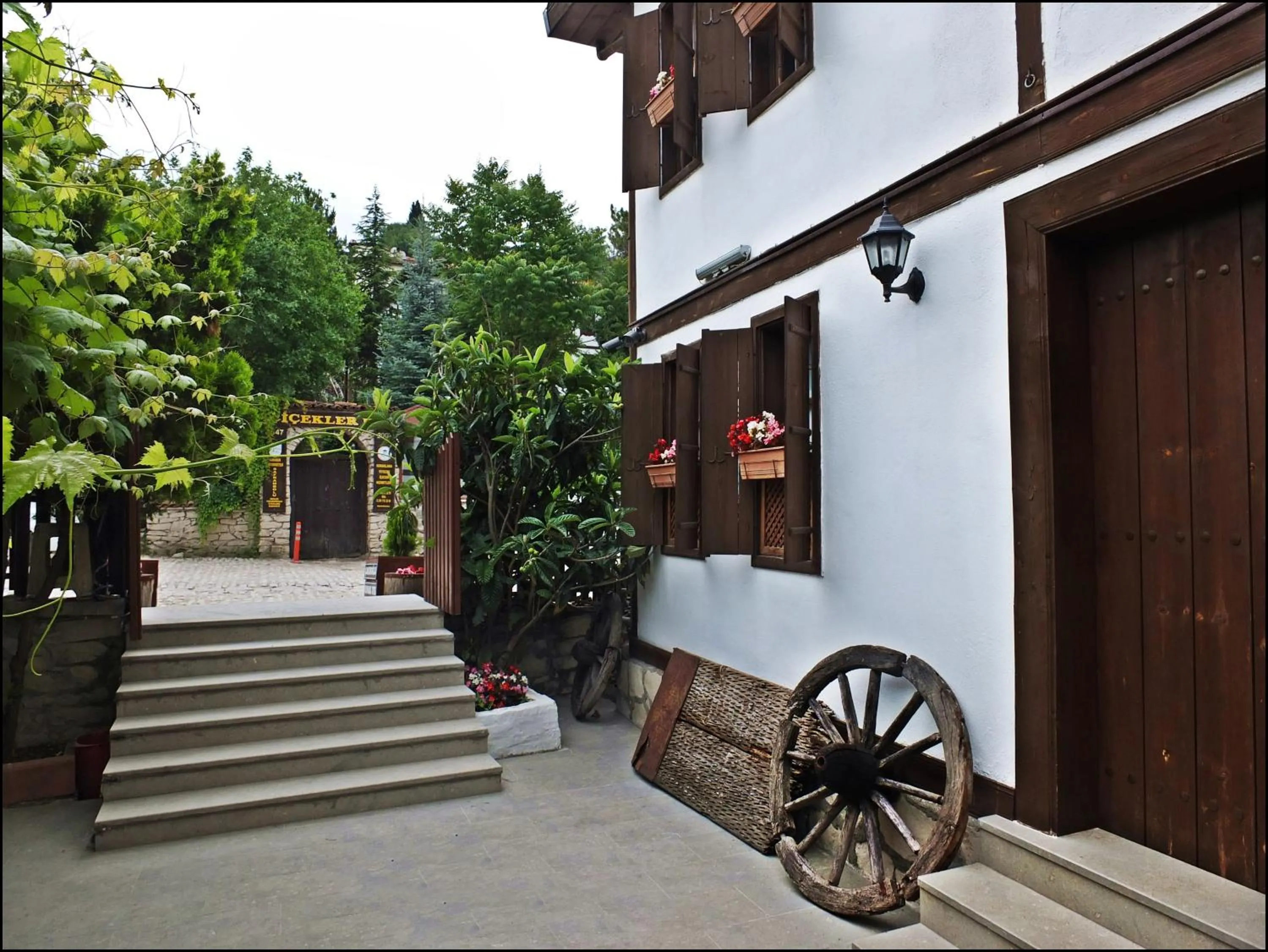 Property building in Cakiroglu Konak