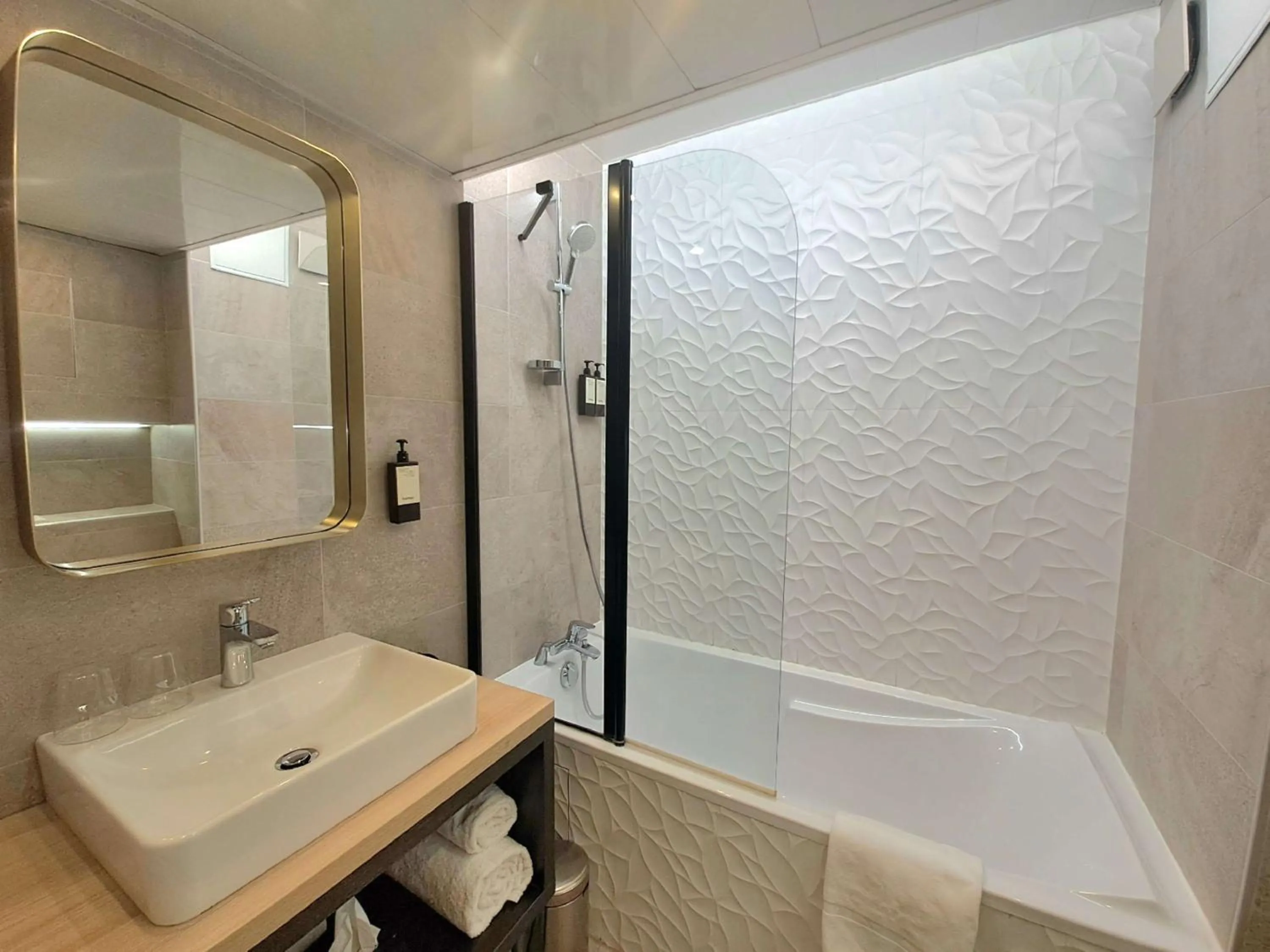 Bathroom in Best Western Plus Opéra Batignolles