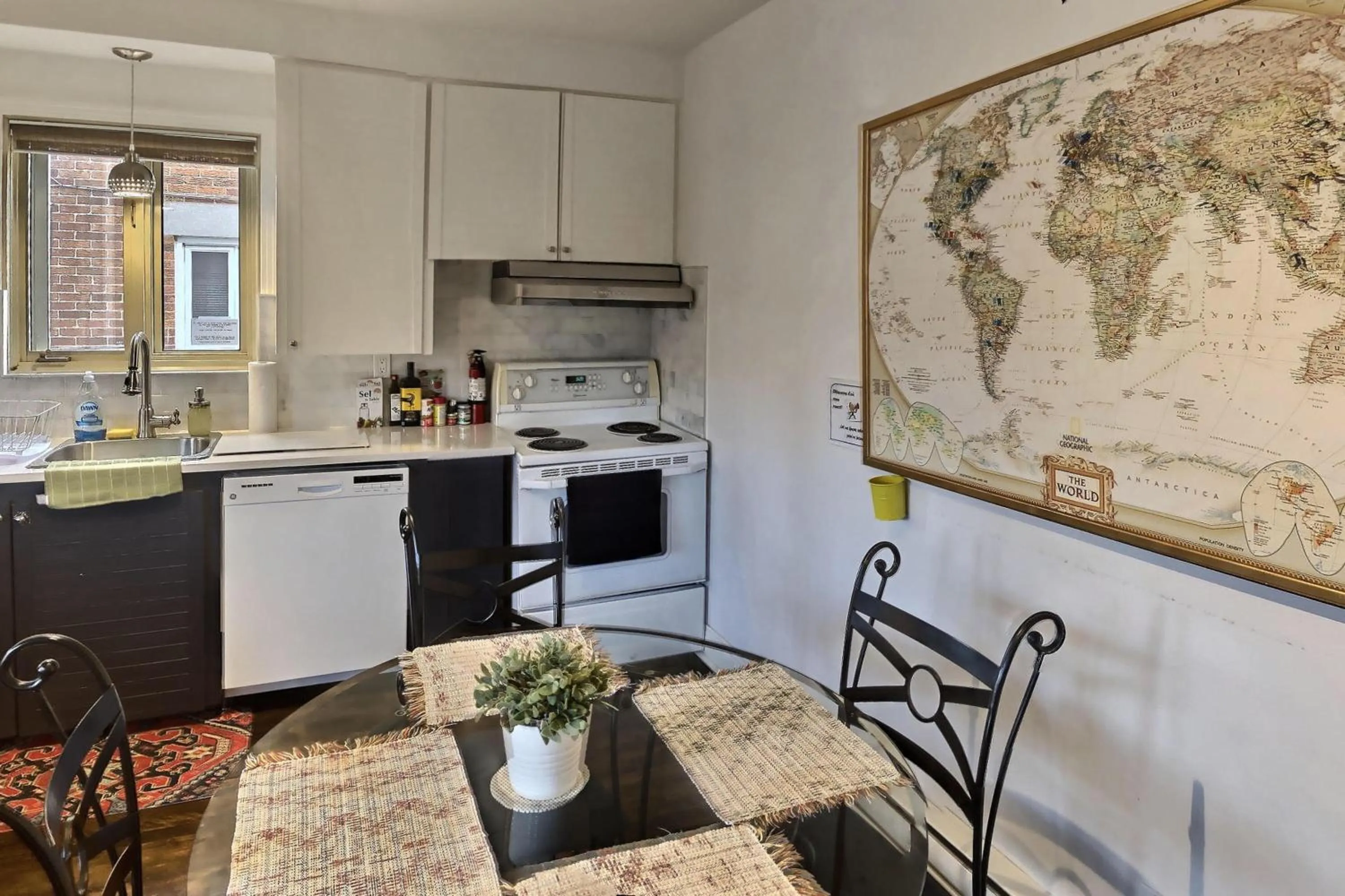 Dining area in Gite du Survenant Montreal
