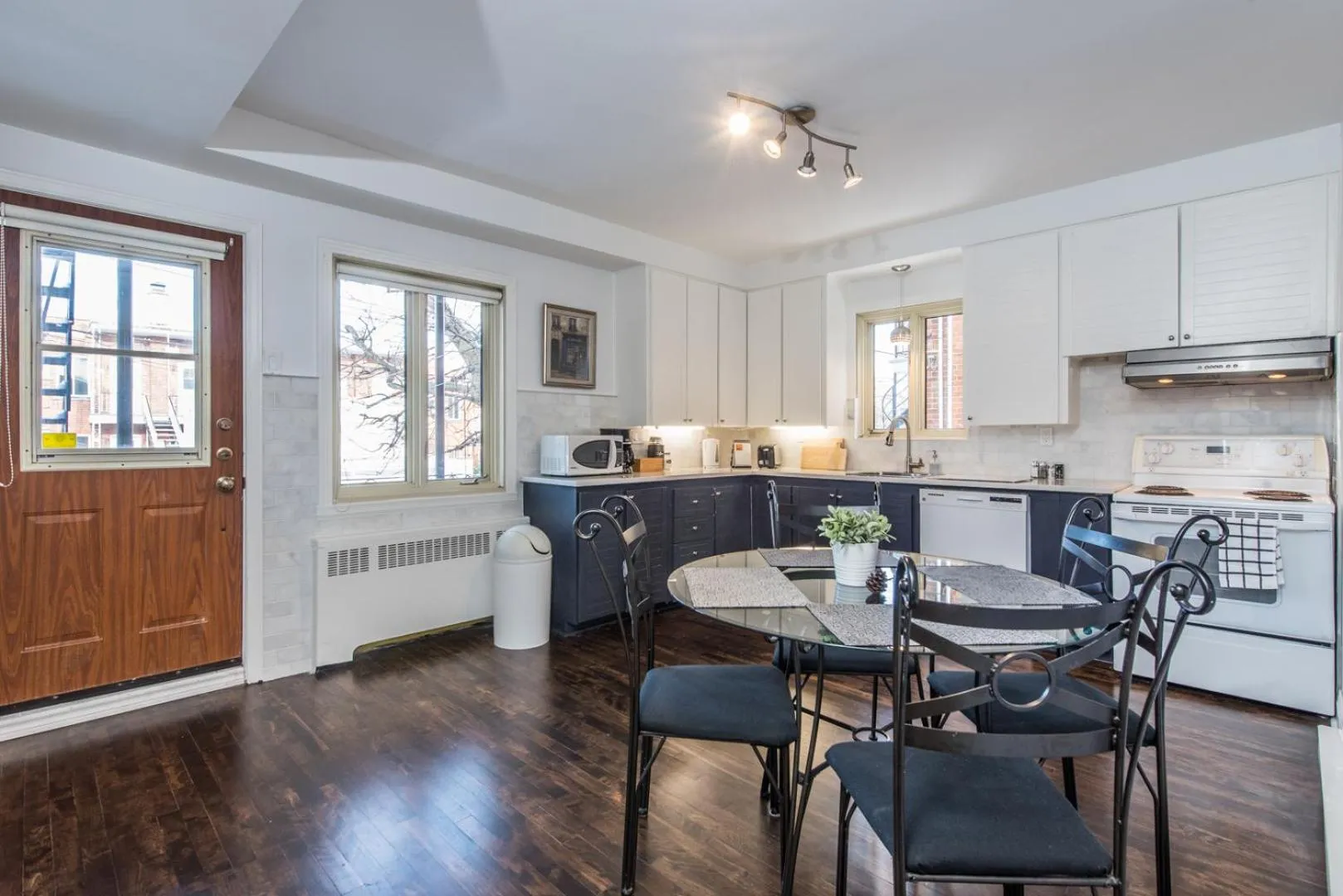 Kitchen or kitchenette in Gite du Survenant Montreal