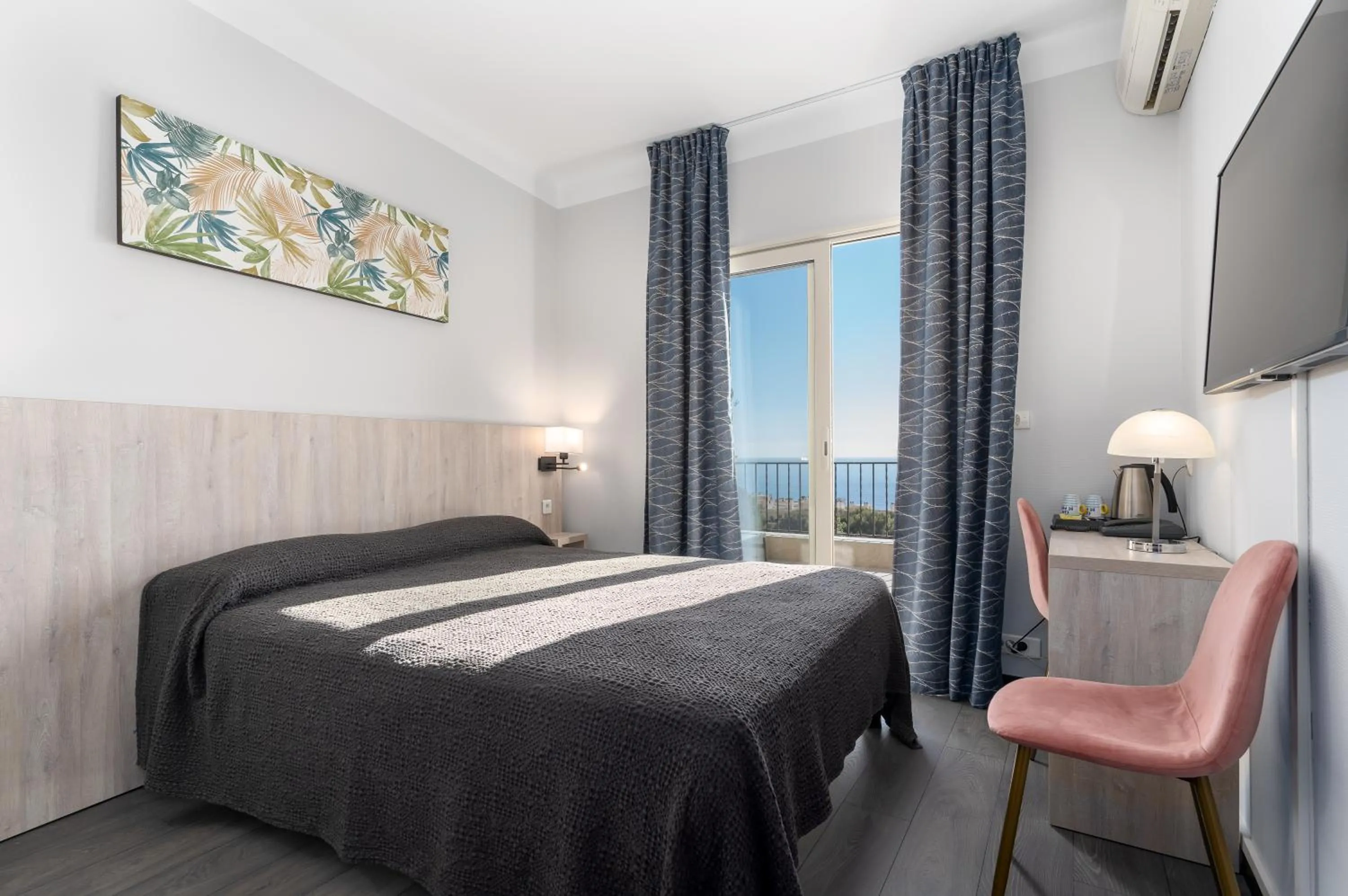 Property building, Bed in Hotel Miramar