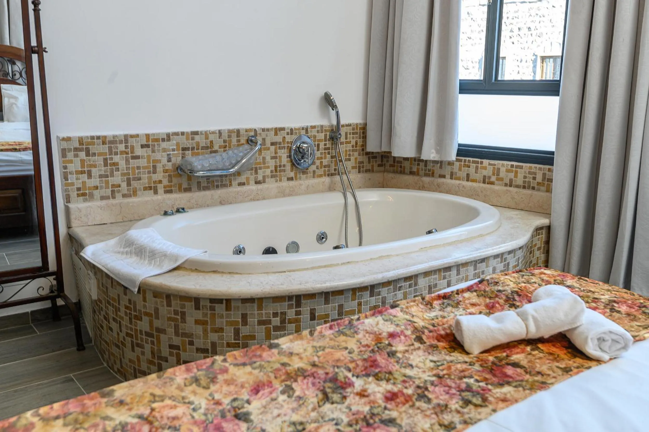Hot Tub, Bed in Shirat Hayam Boutique Hotel