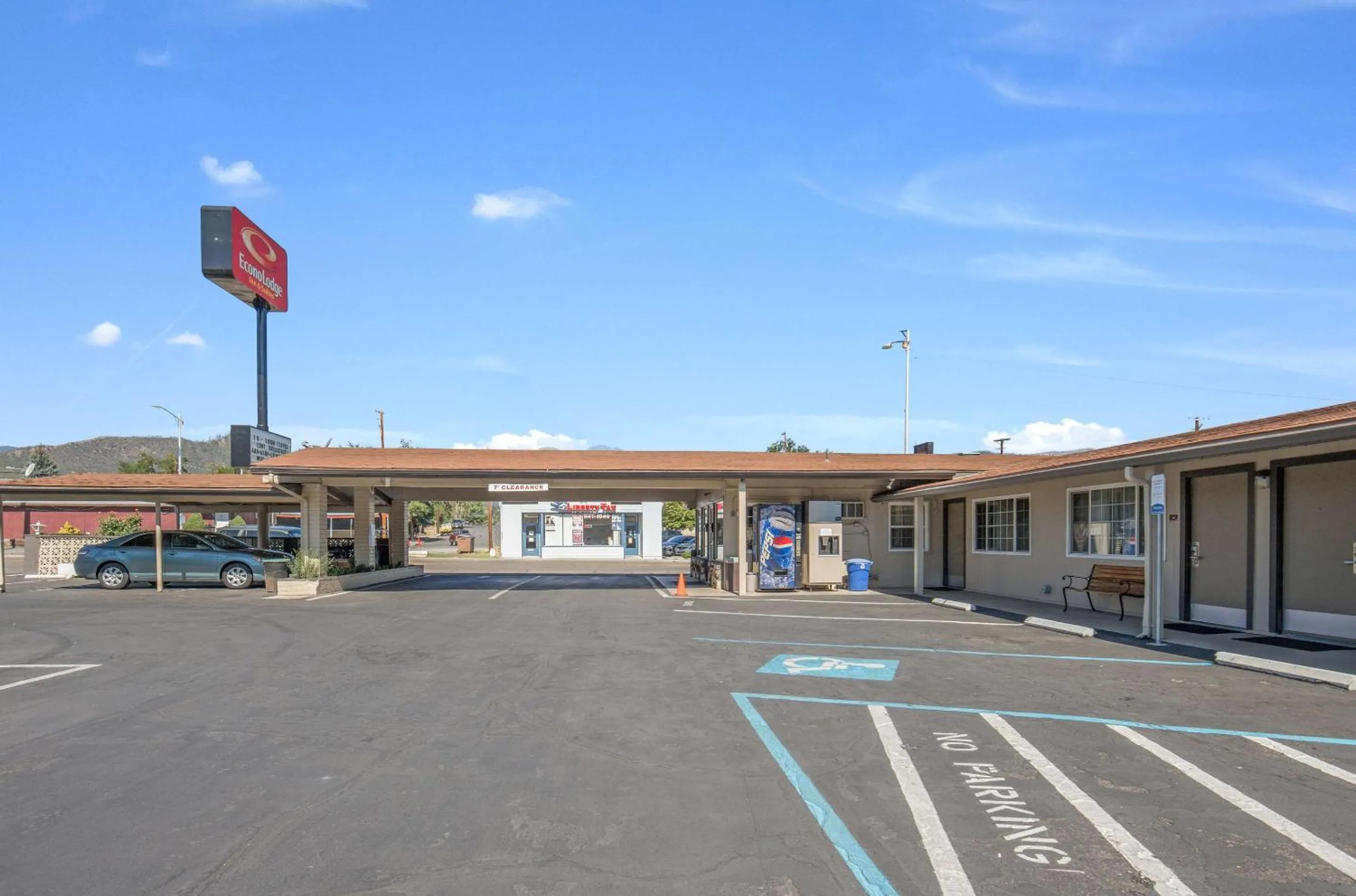 Property building in Econo Lodge Inn & Suites Yreka