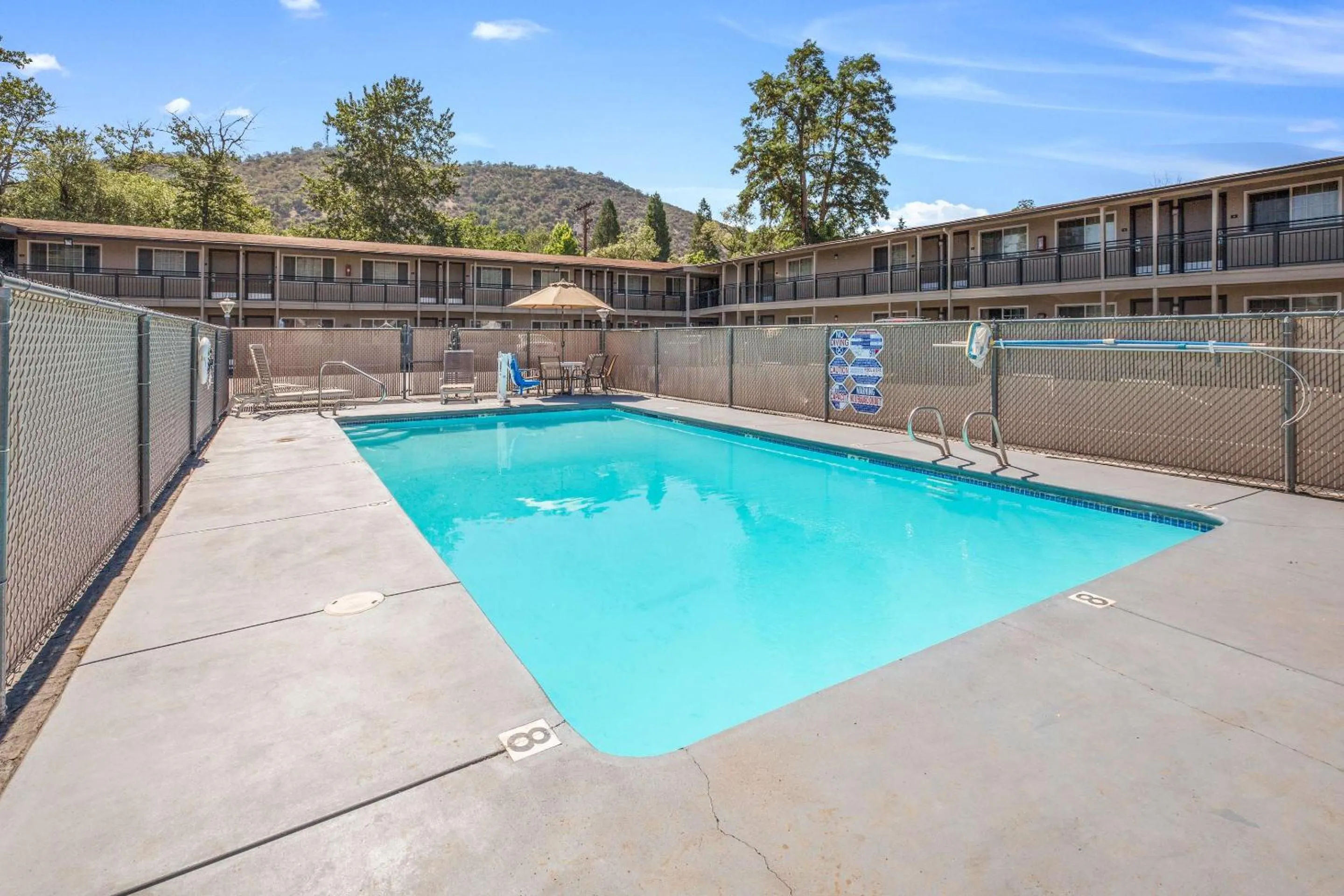 Swimming pool in Econo Lodge Inn & Suites Yreka