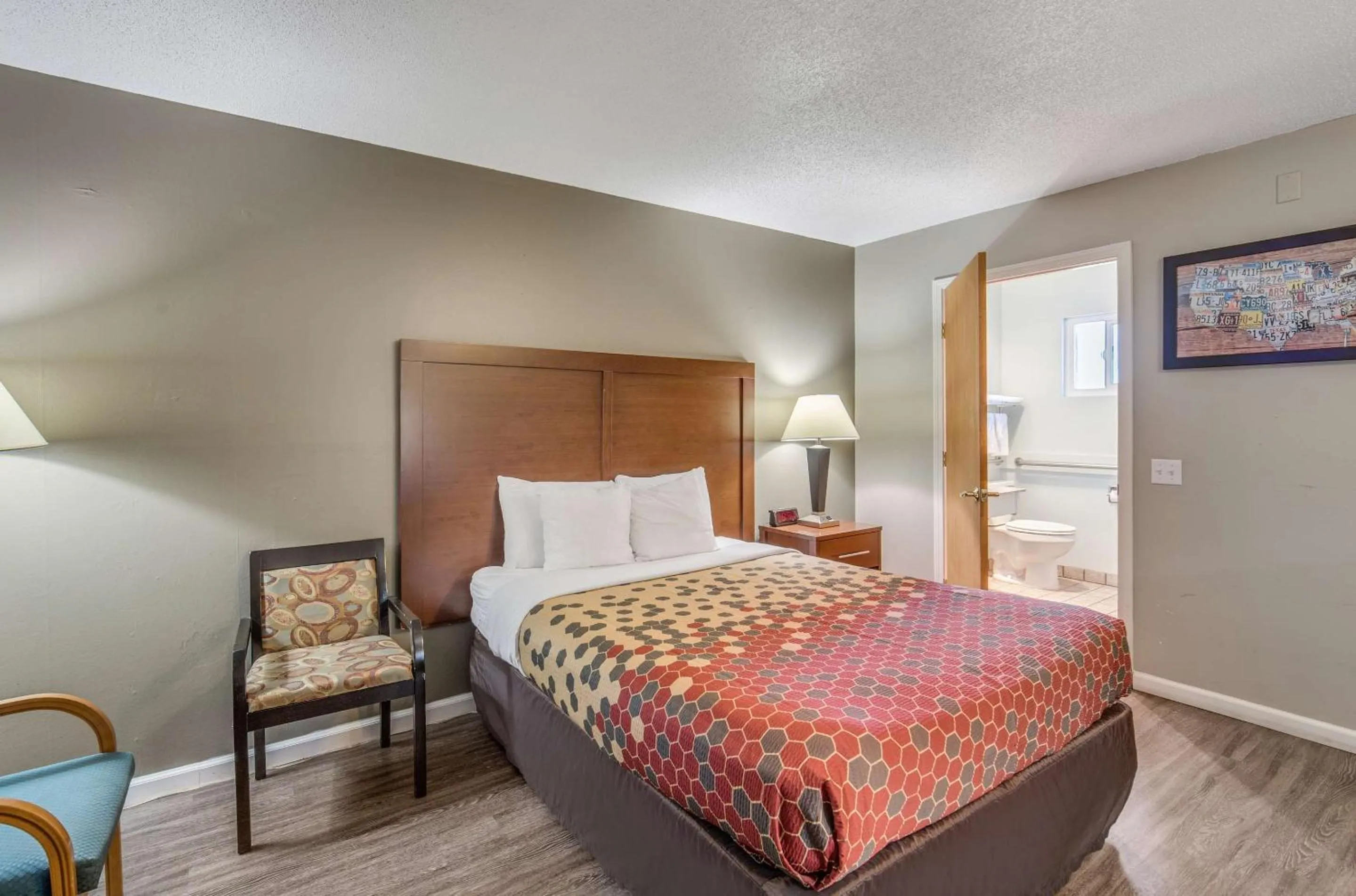 Bedroom, Bed in Econo Lodge Inn & Suites Yreka