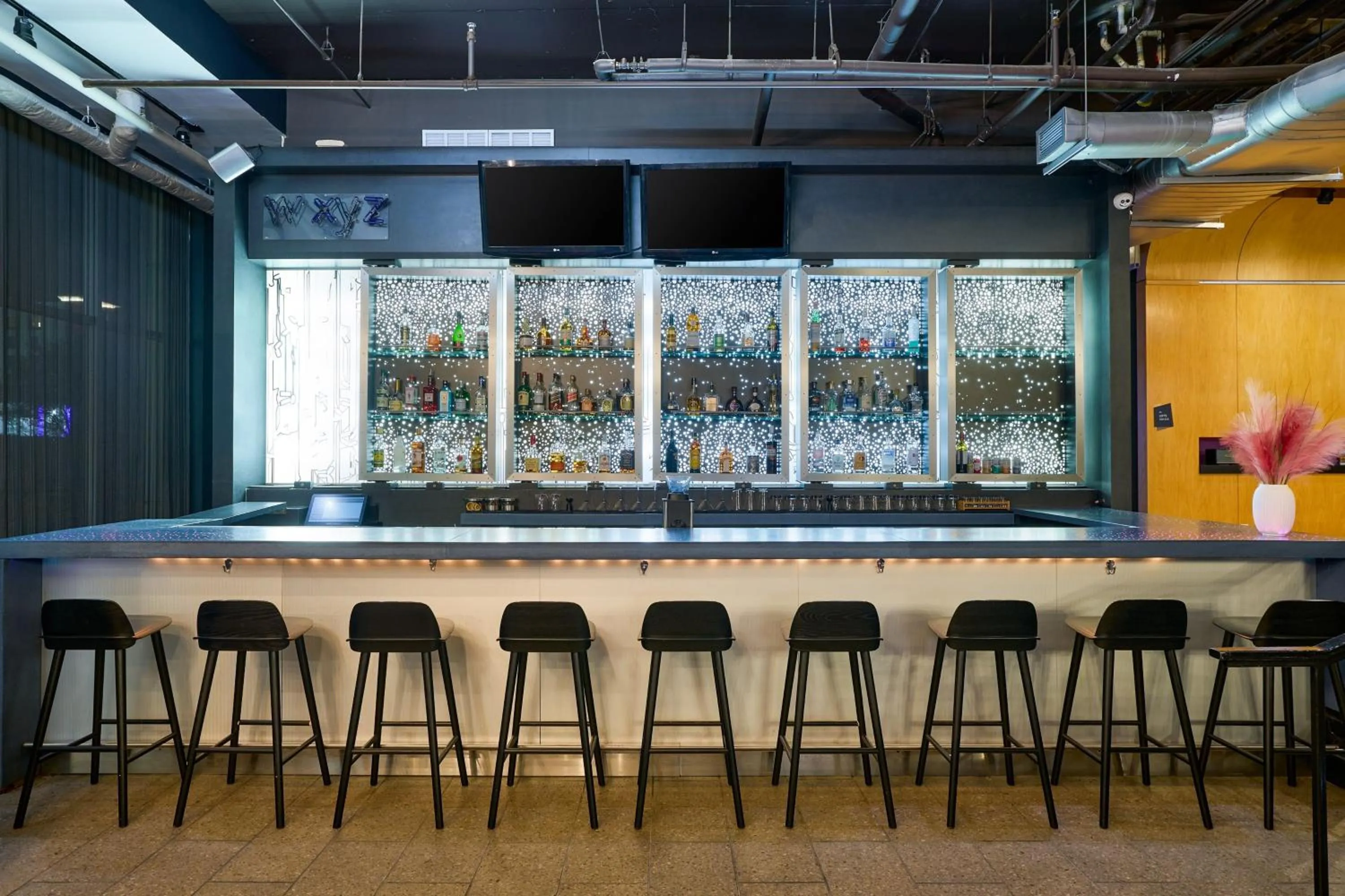 Lounge or bar in Aloft Charleston Airport and Convention Center