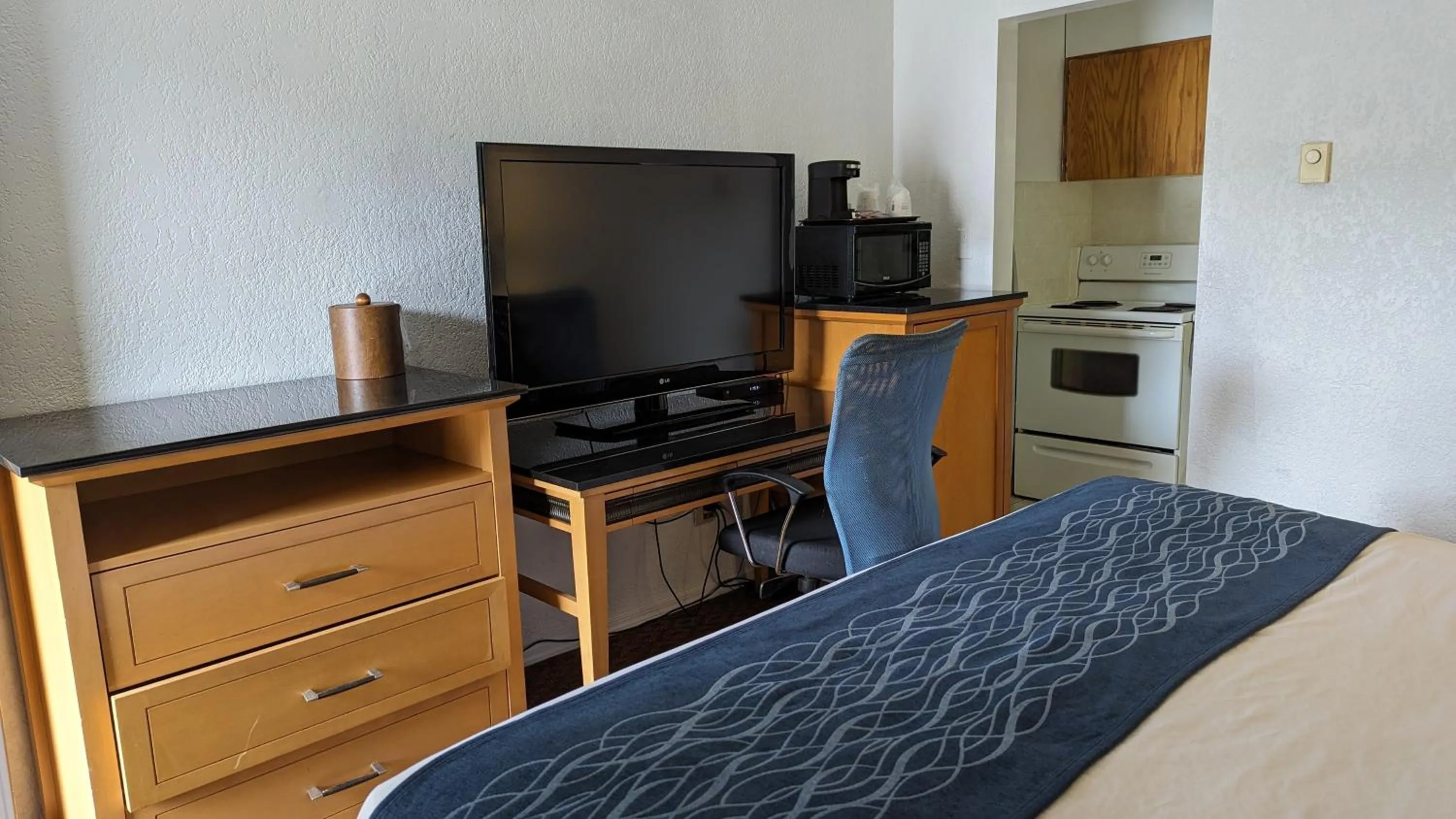 Bed in Howard Johnson by Wyndham Downtown Kamloops