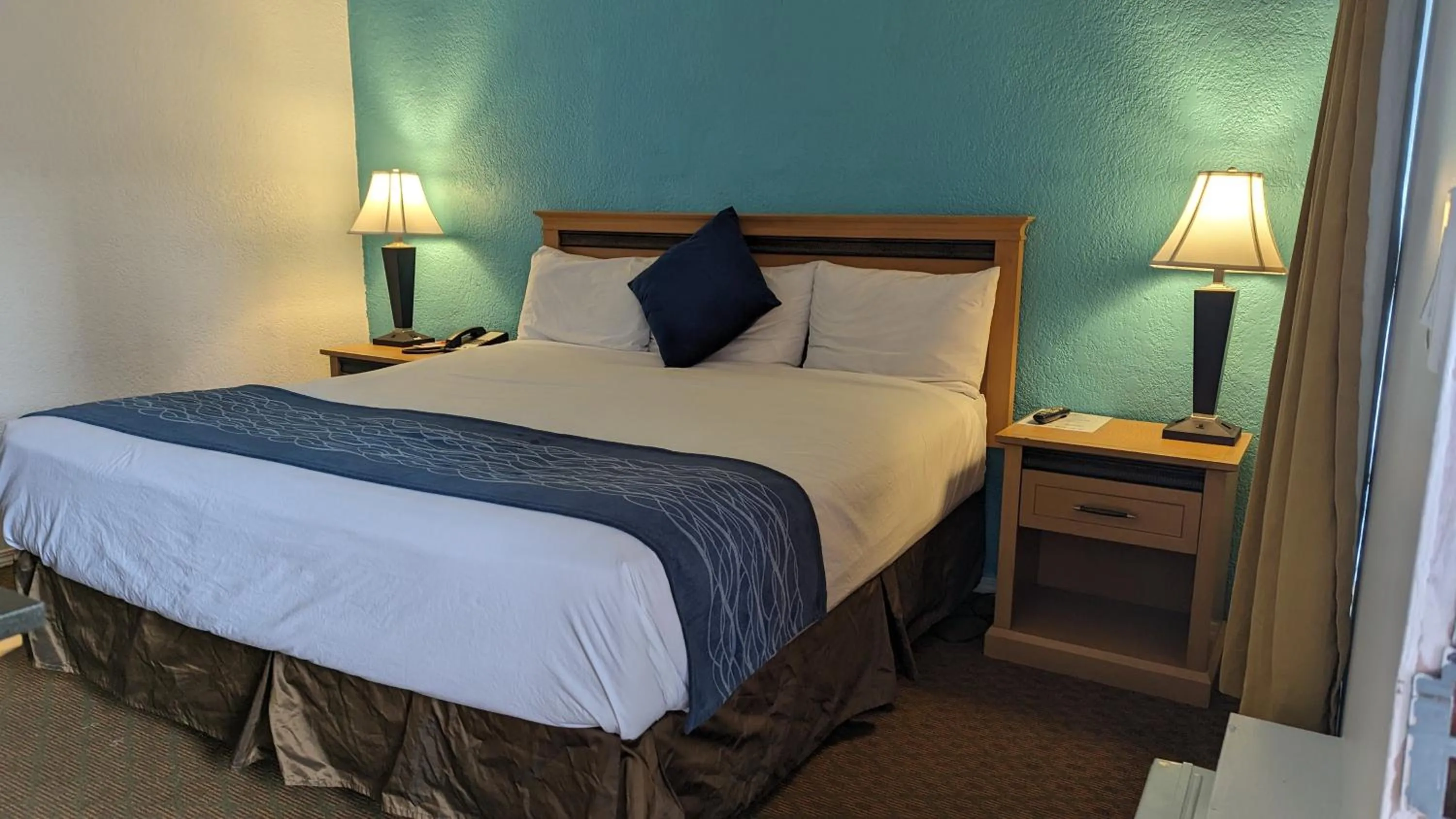 Bed in Howard Johnson by Wyndham Downtown Kamloops