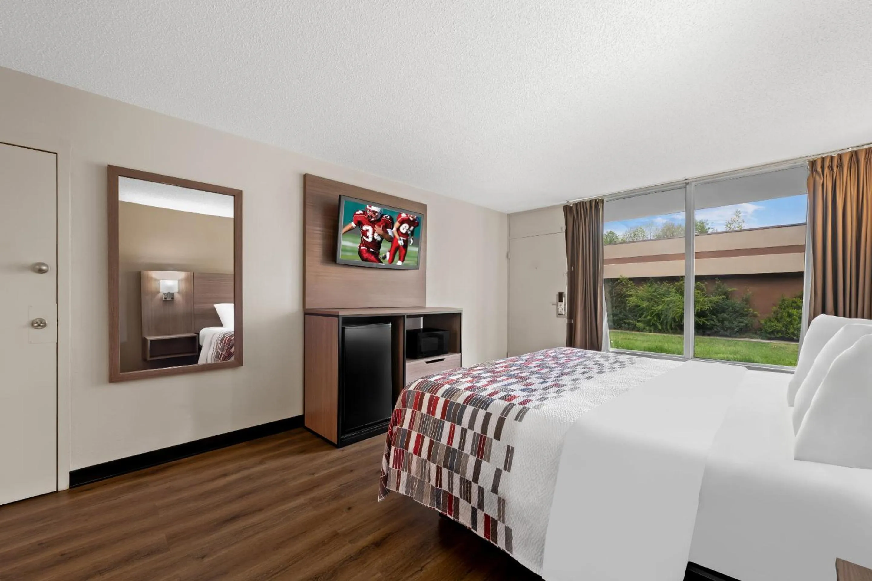 Bedroom, Bed in Red Roof Inn Charlotte - Airport