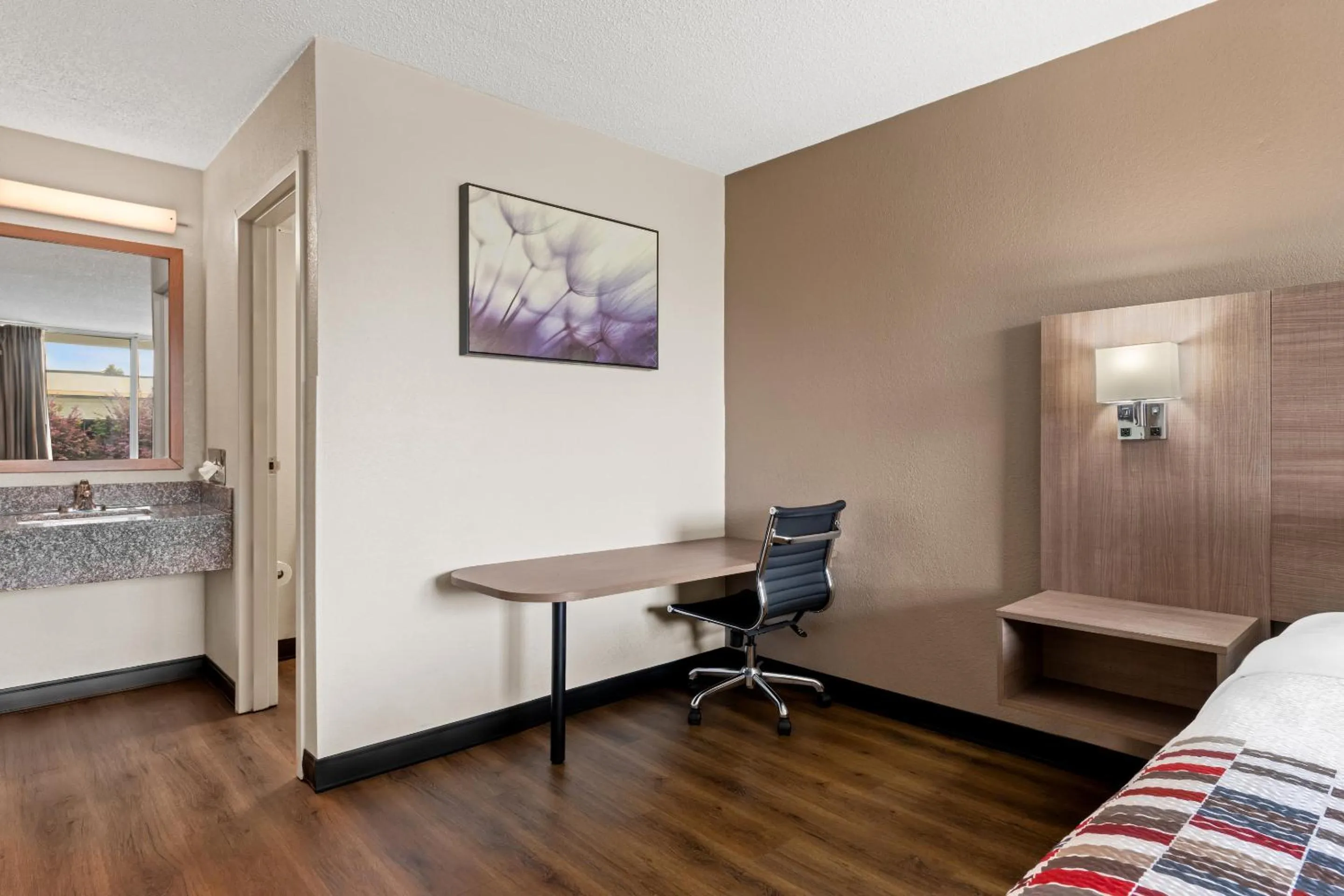 Photo of the whole room, Bed in Red Roof Inn Charlotte - Airport