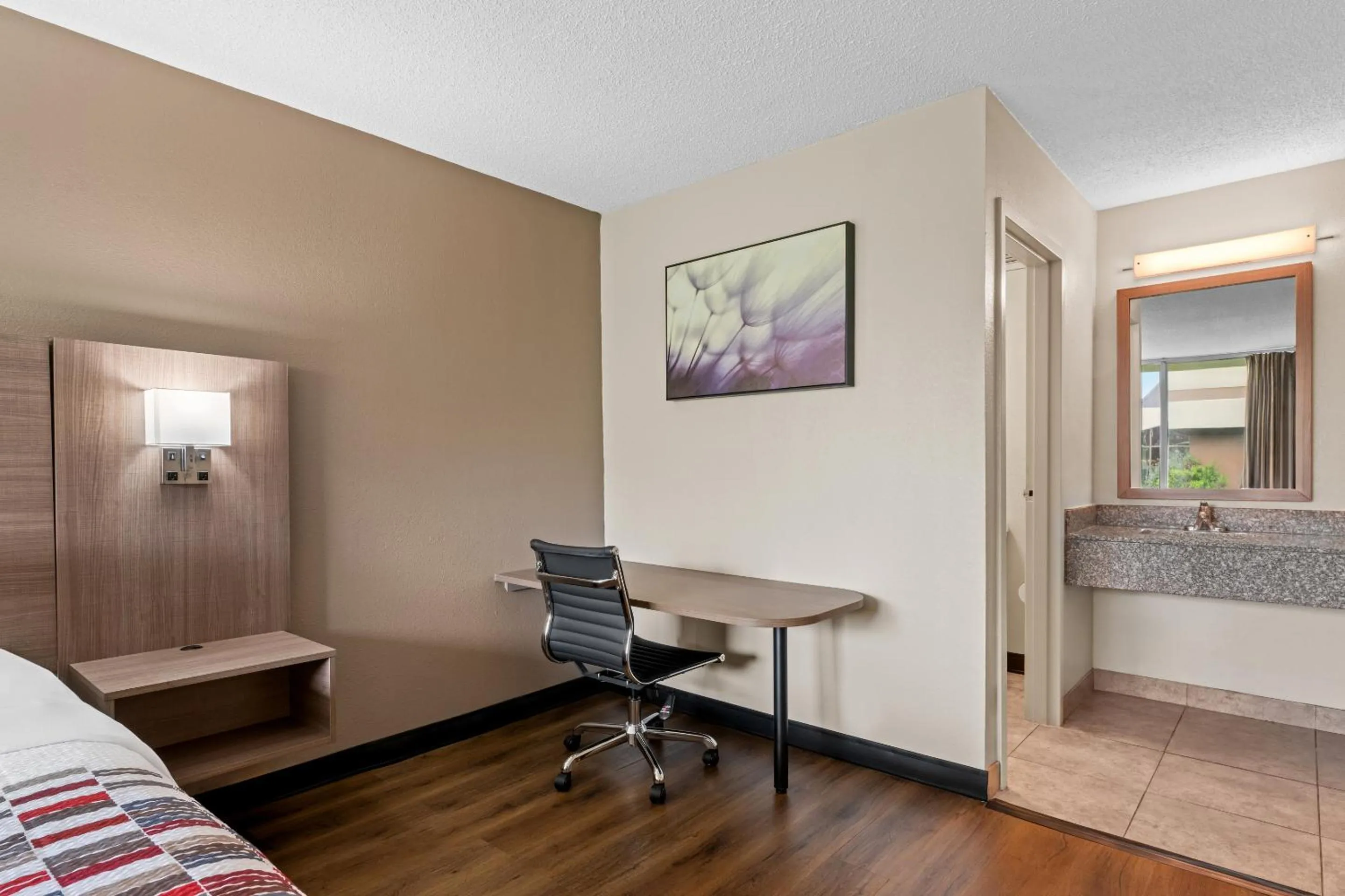 Bedroom, Bed in Red Roof Inn Charlotte - Airport