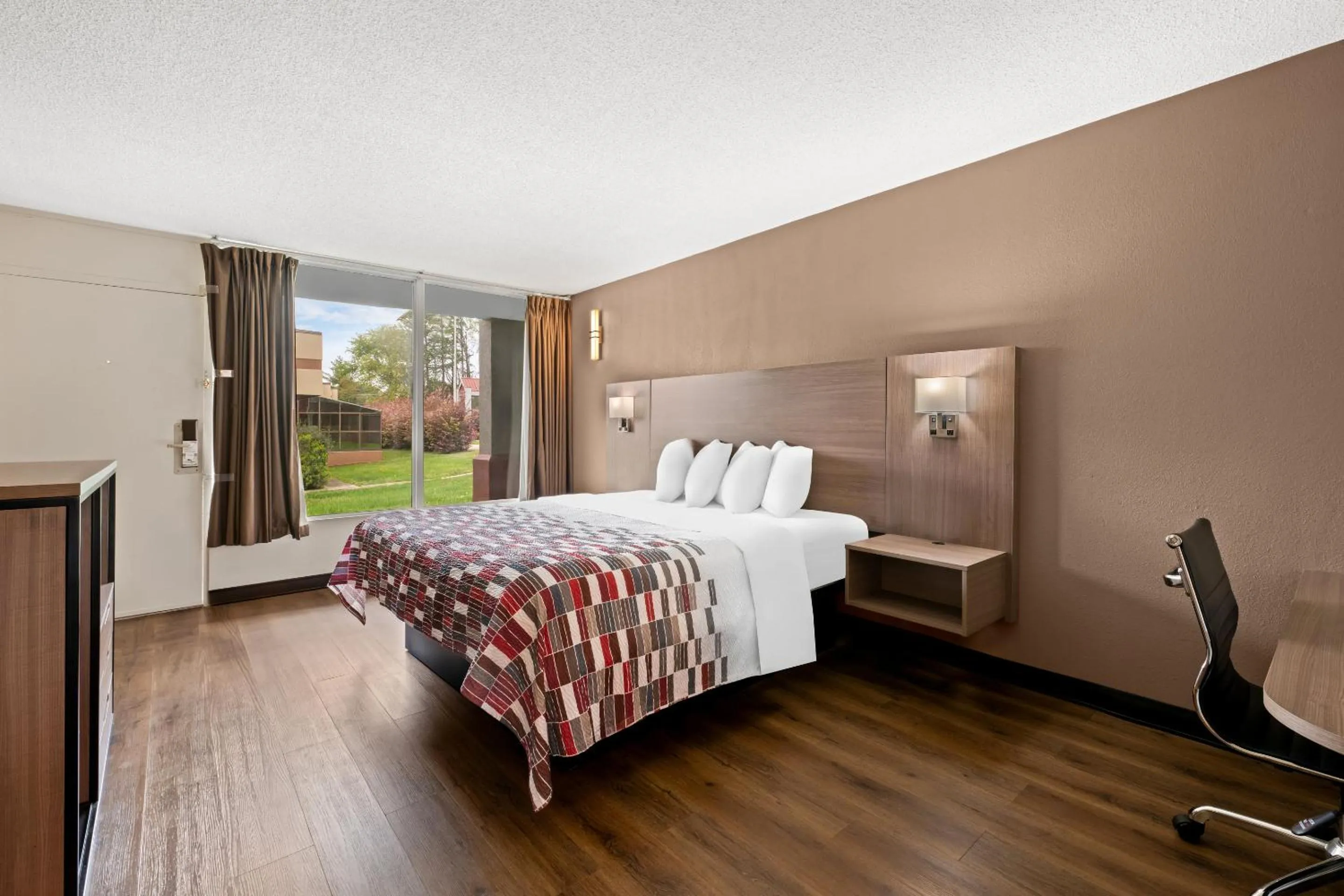 Bedroom, Bed in Red Roof Inn Charlotte - Airport