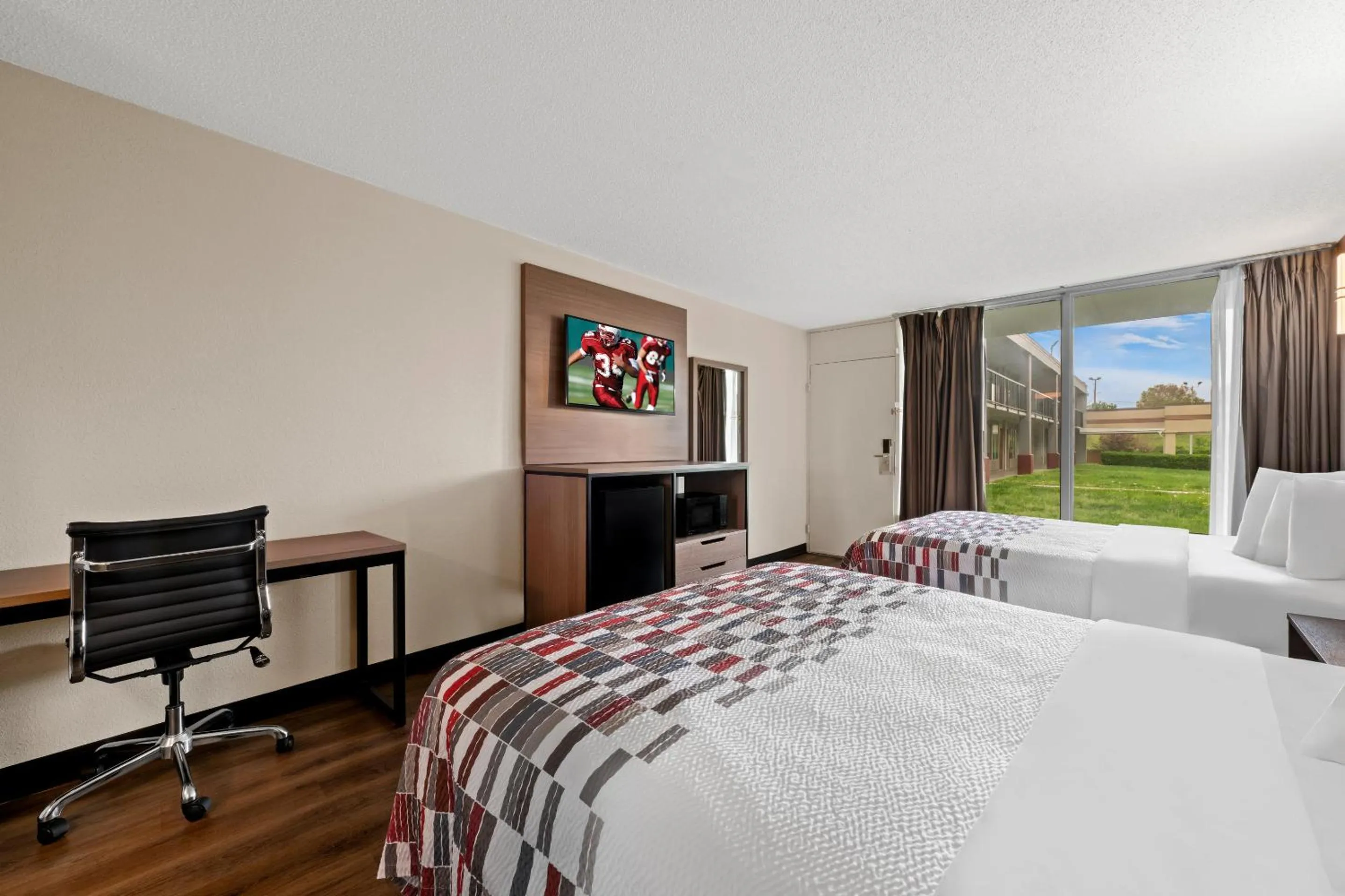 Photo of the whole room, Bed in Red Roof Inn Charlotte - Airport