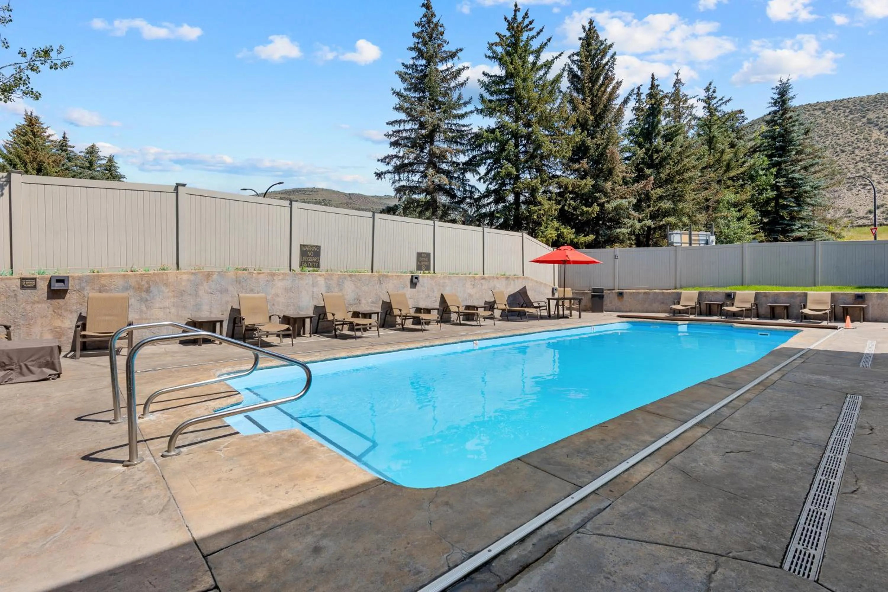 Swimming pool in The Christie Lodge – All Suite Property Vail Valley/Beaver Creek
