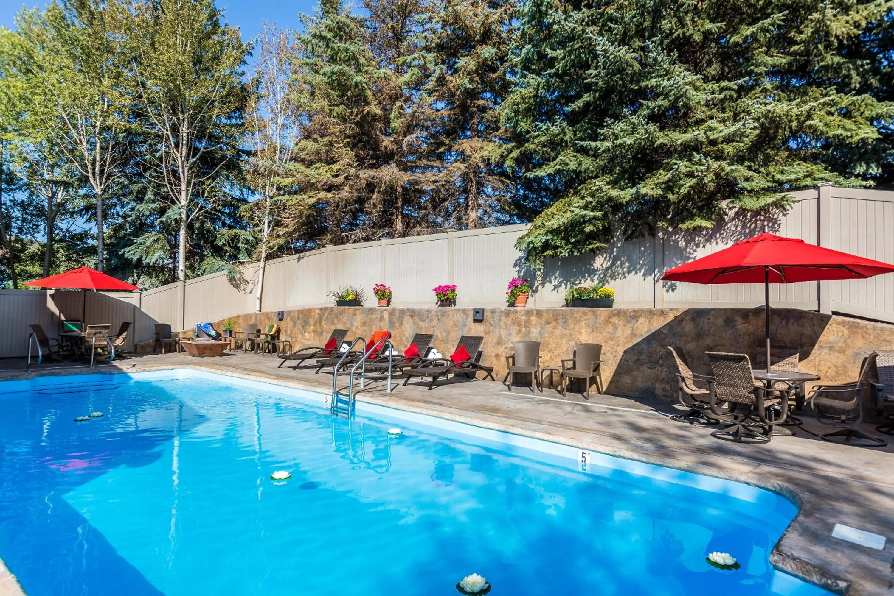 Swimming pool in The Christie Lodge – All Suite Property Vail Valley/Beaver Creek