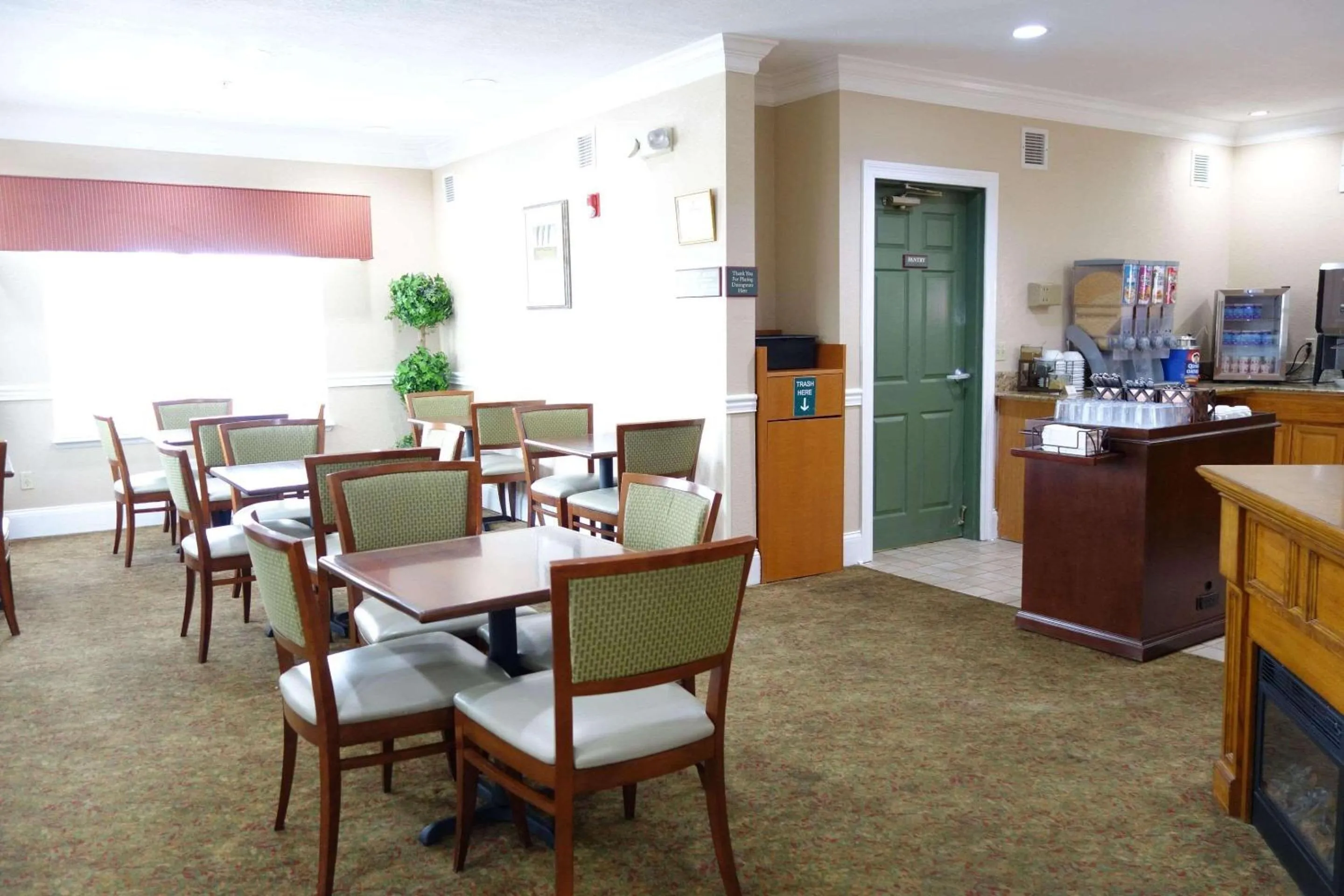 Breakfast in Country Inn & Suites by Radisson, Biloxi-Ocean Springs, MS