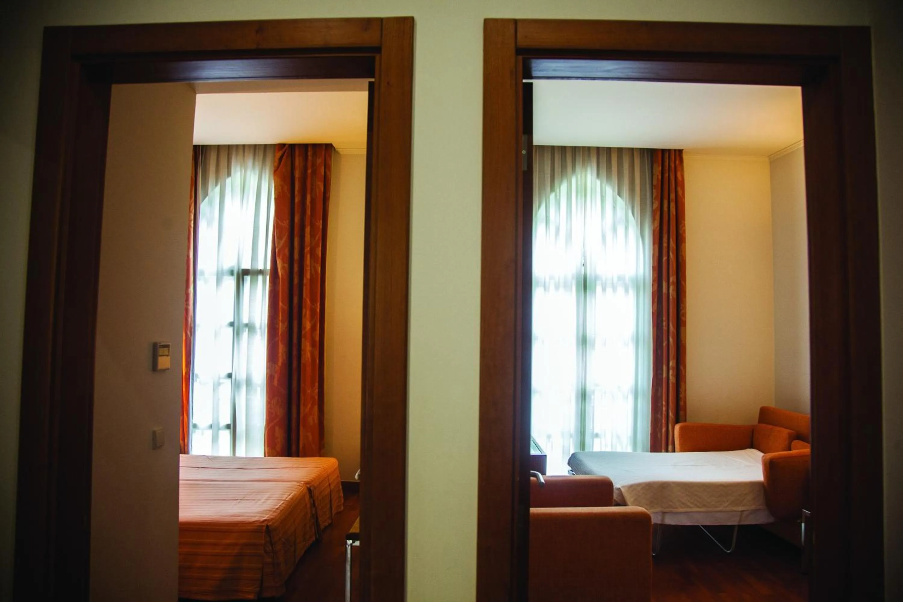 Living room, Bed in Hotel Apartamentos Geres Ribeiro