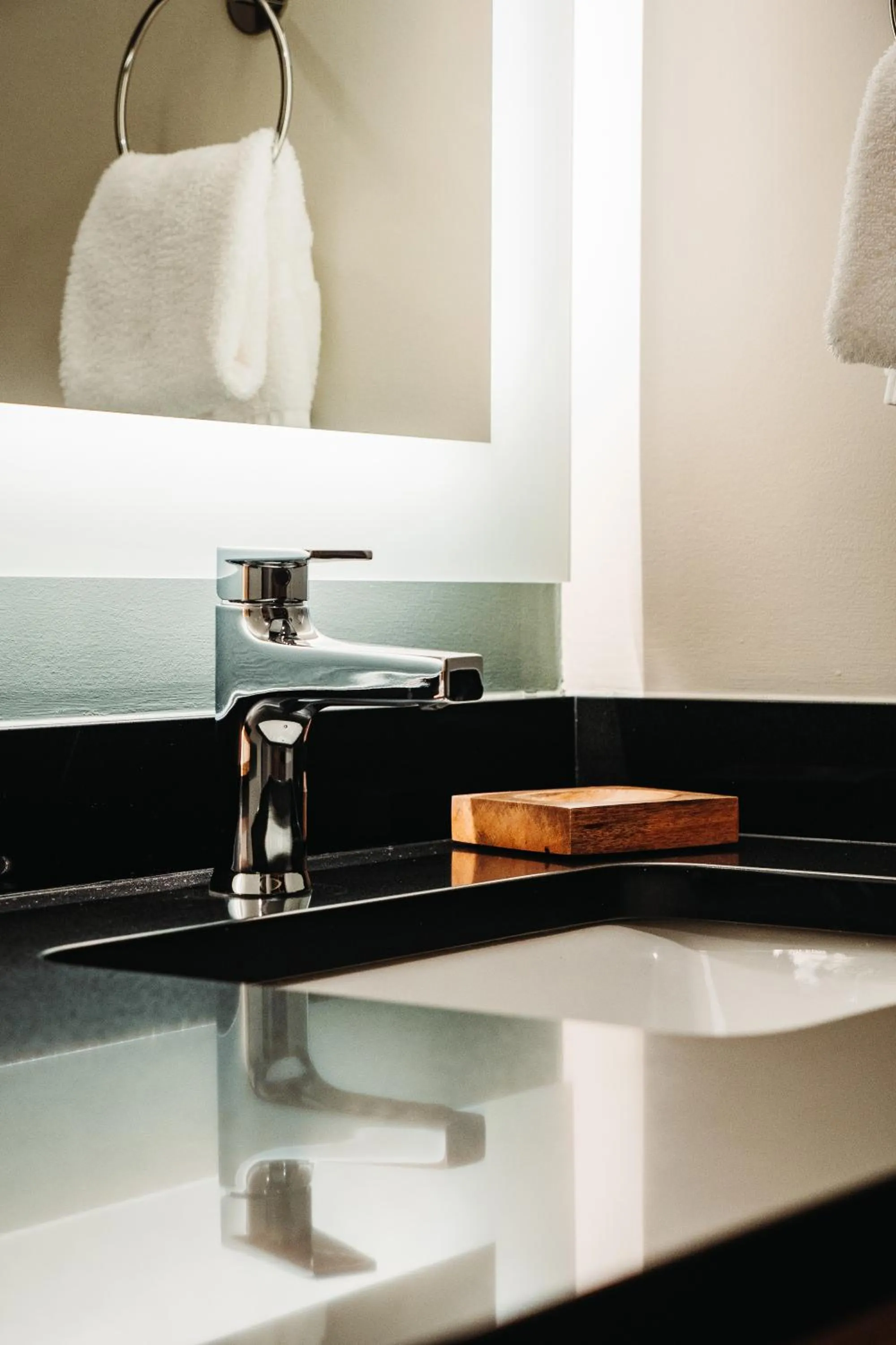 King Suite with Pool View in Valley River Inn