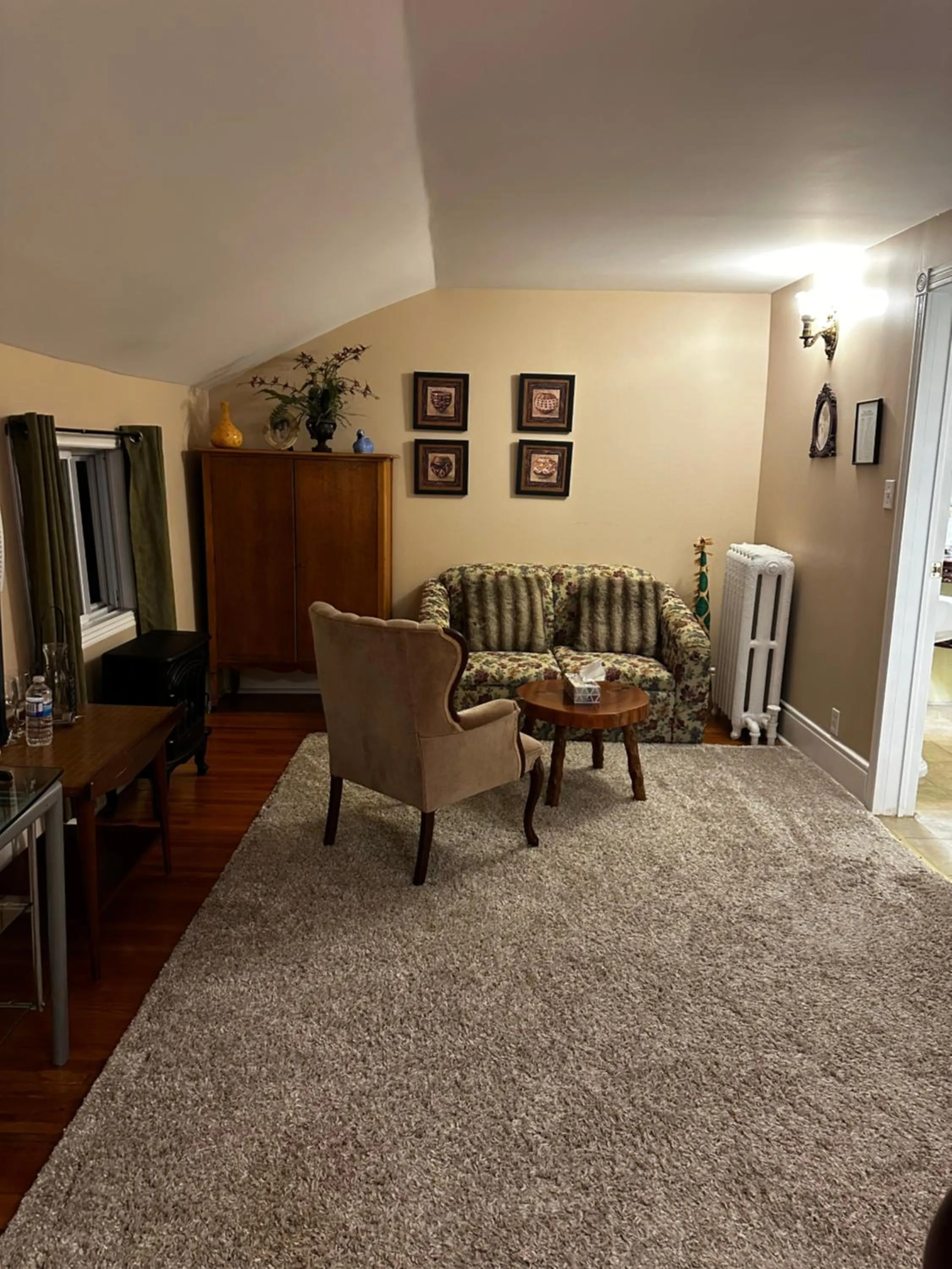 Seating area in Blue Gables Bed and Breakfast