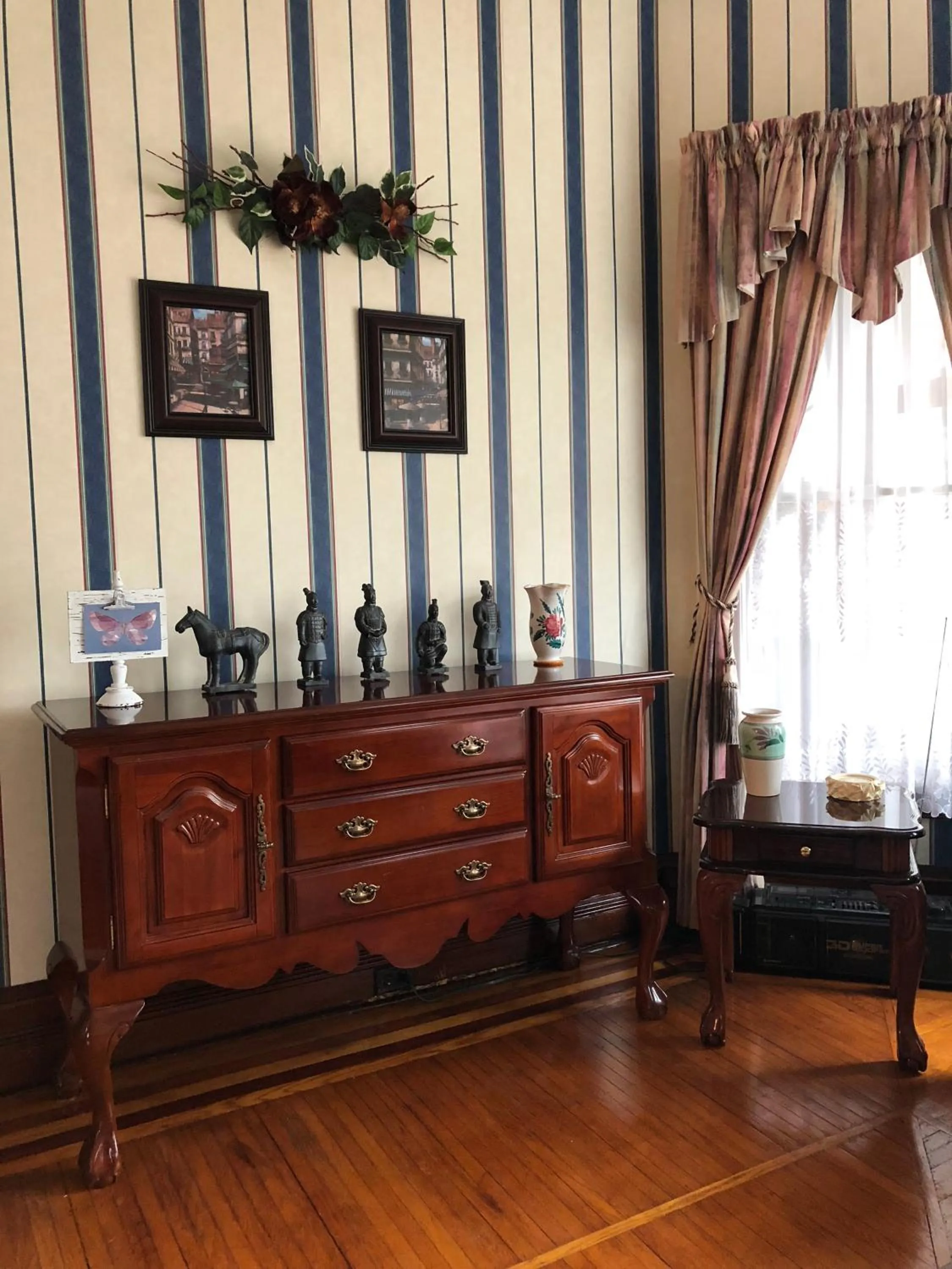 Communal lounge/ TV room in Blue Gables Bed and Breakfast