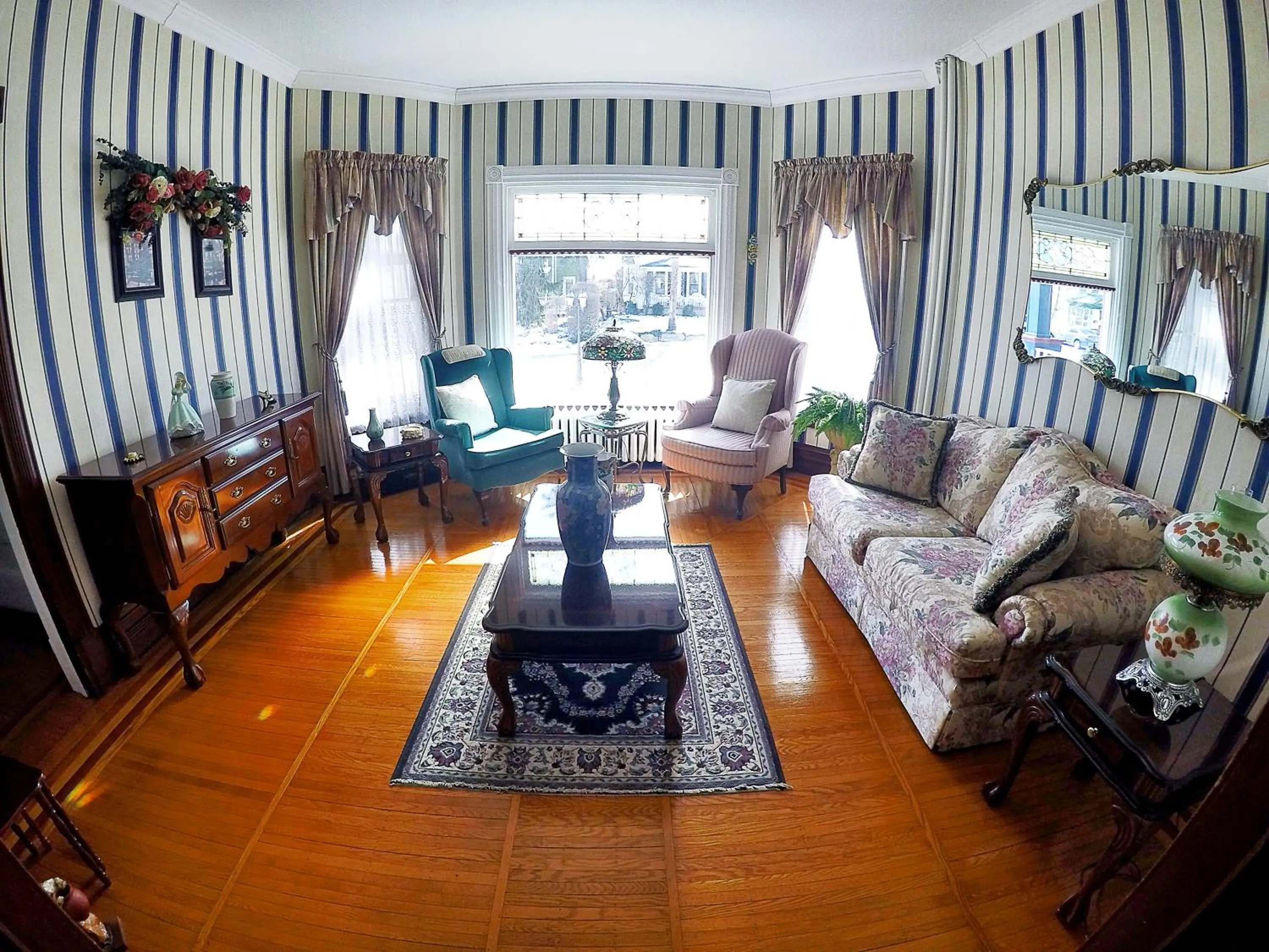 Communal lounge/ TV room in Blue Gables Bed and Breakfast