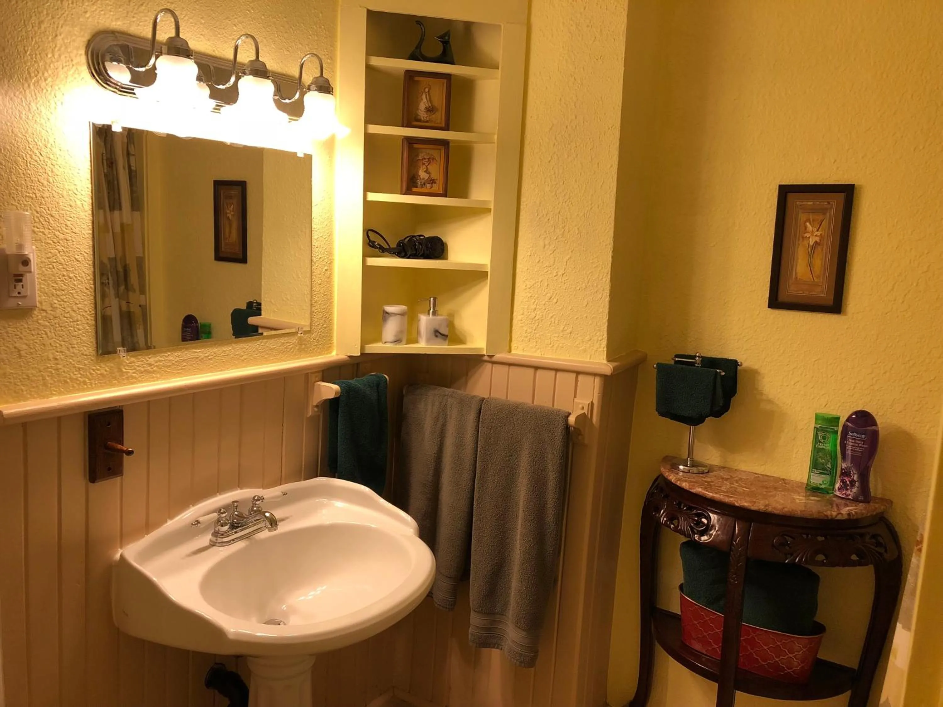 Bathroom in Blue Gables Bed and Breakfast