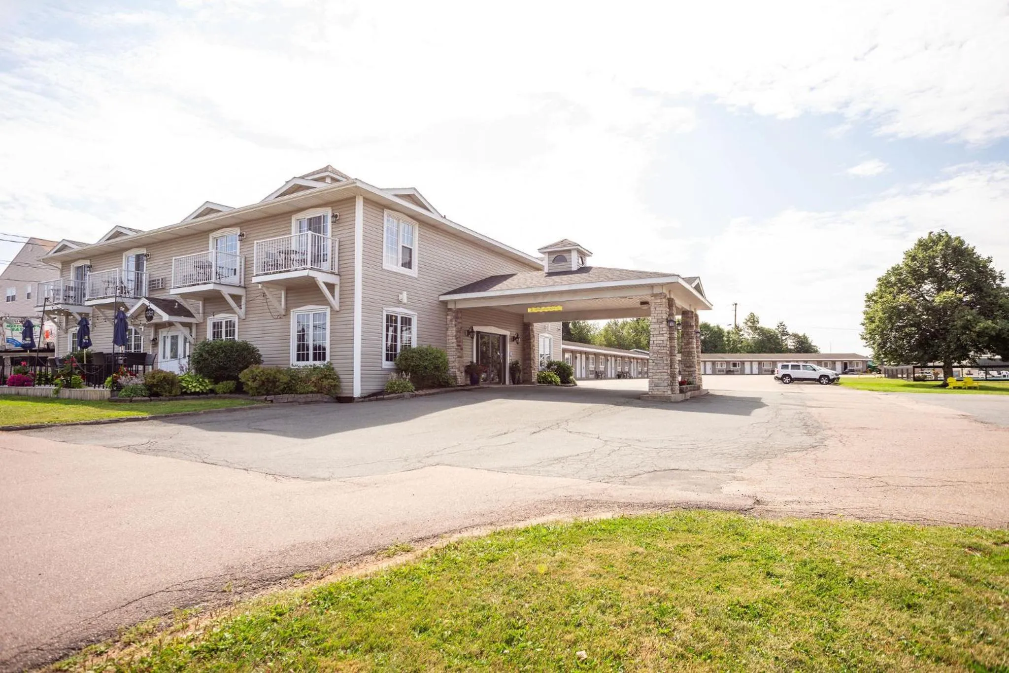 Property building in Canadas Best Value Inn & Suites-Charlottetown