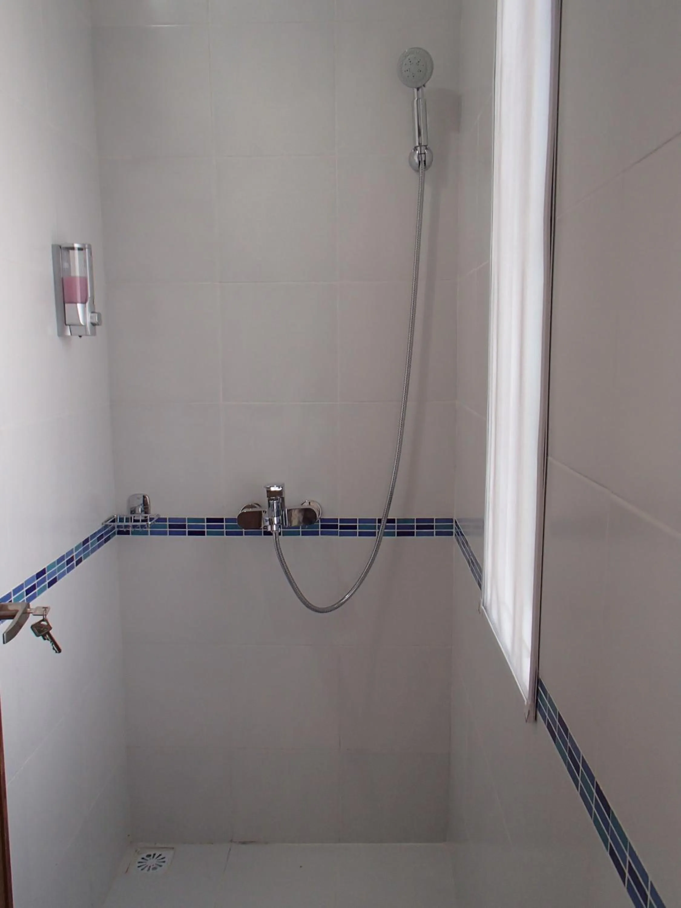 Shower in Askara Guest House & Hostel