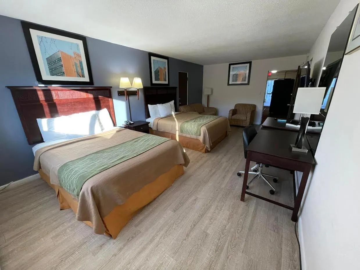 Bed in Village Inn Green Bay