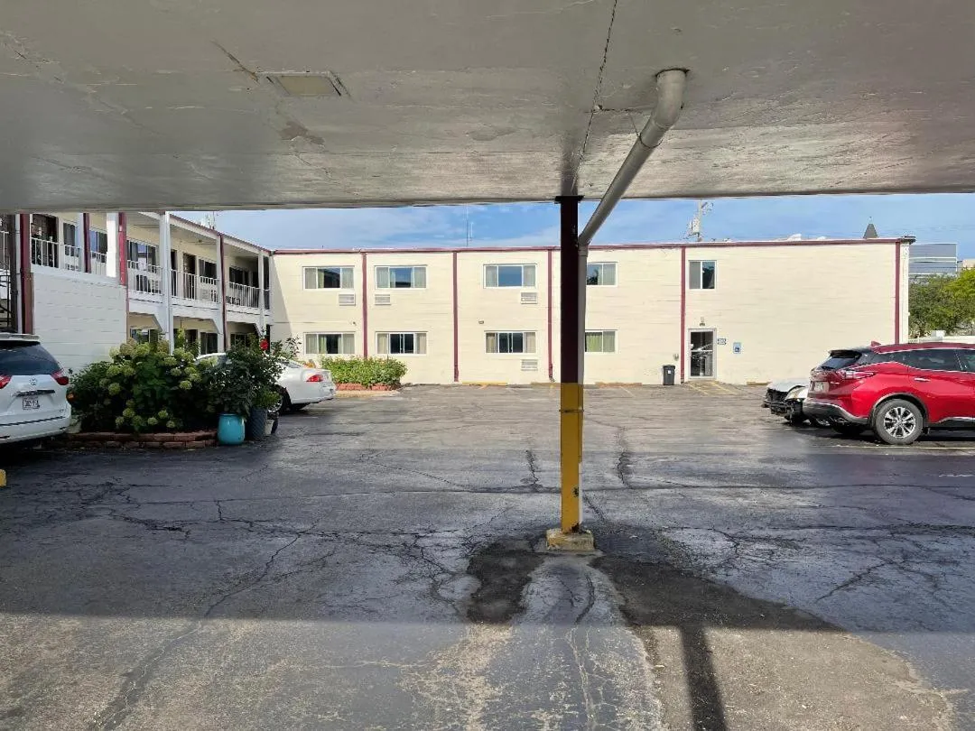 Property building in Village Inn Green Bay