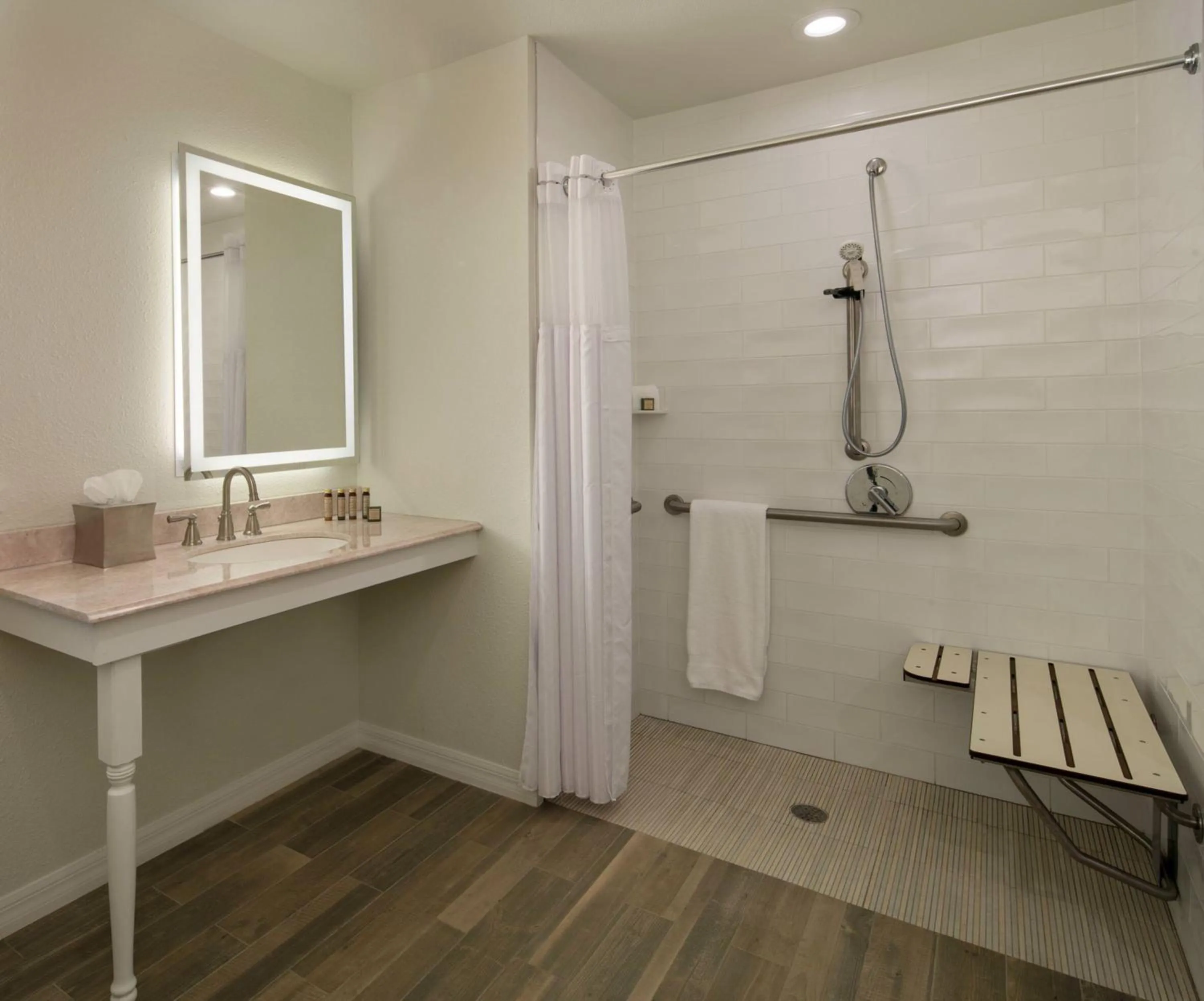 Bathroom in La Siesta Resort & Villas