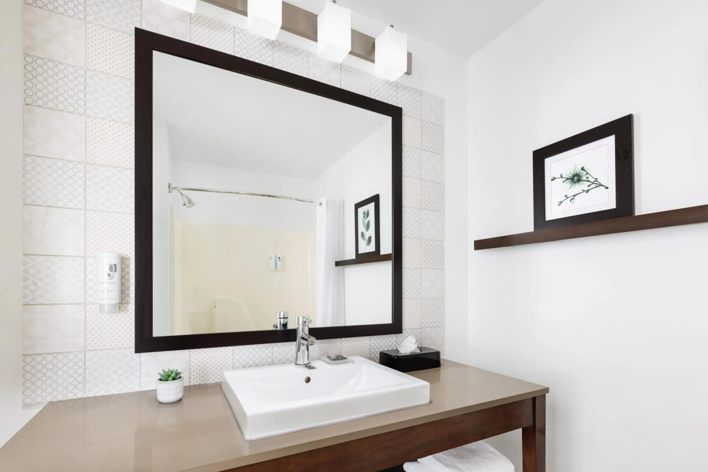 Bathroom in Country Inn & Suites by Radisson, Springfield, OH