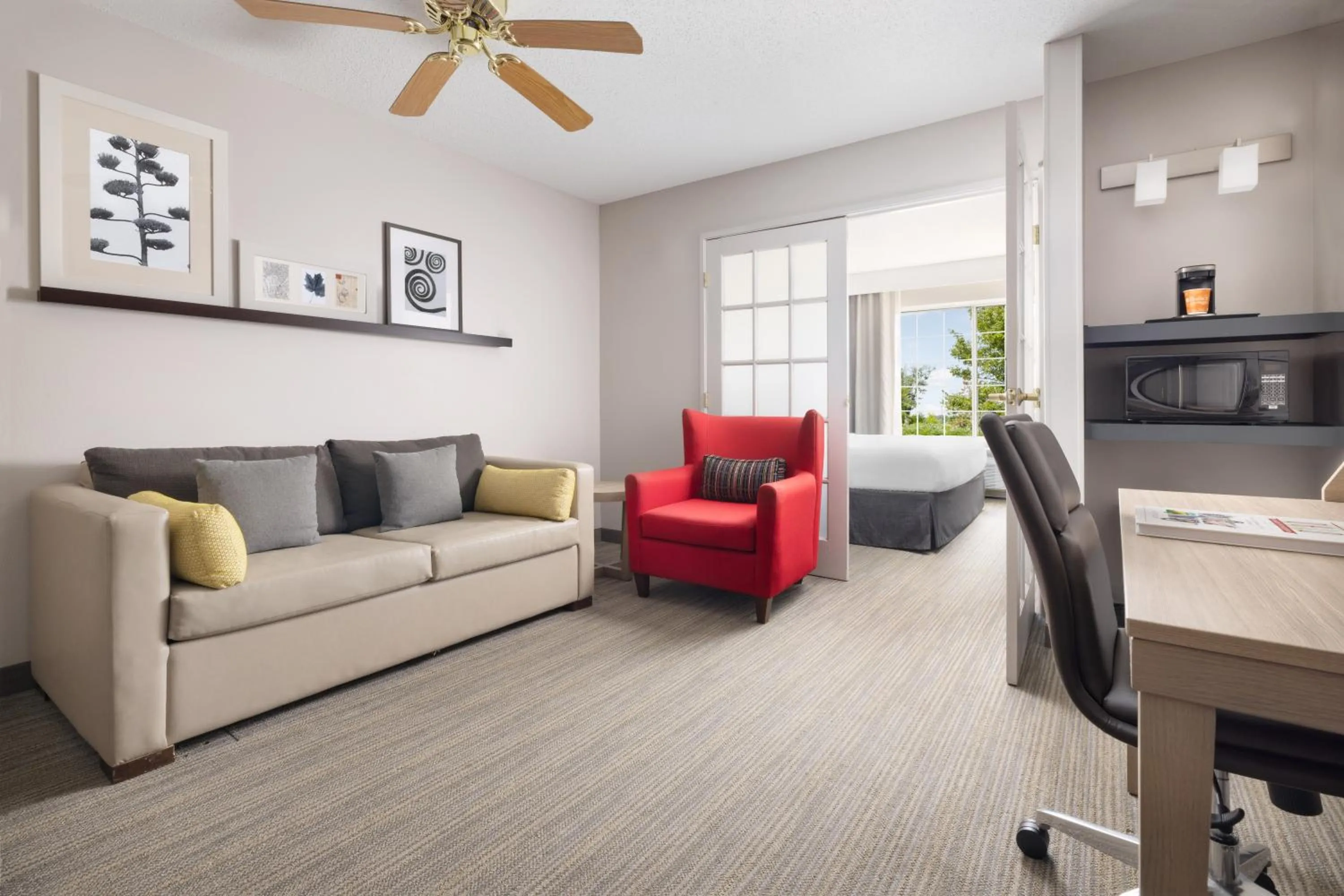 Living room in Country Inn & Suites by Radisson, Springfield, OH