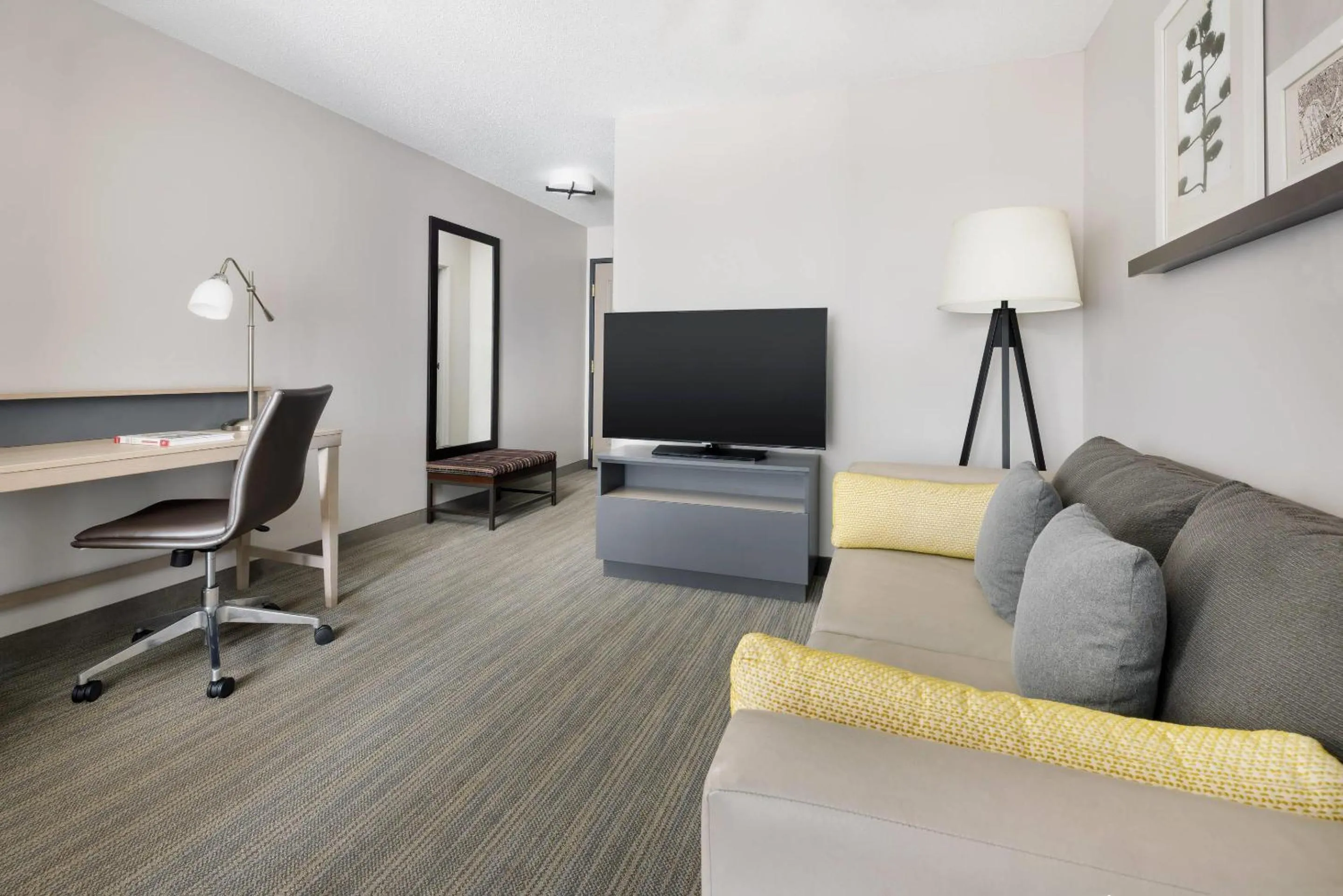 Bedroom in Country Inn & Suites by Radisson, Springfield, OH