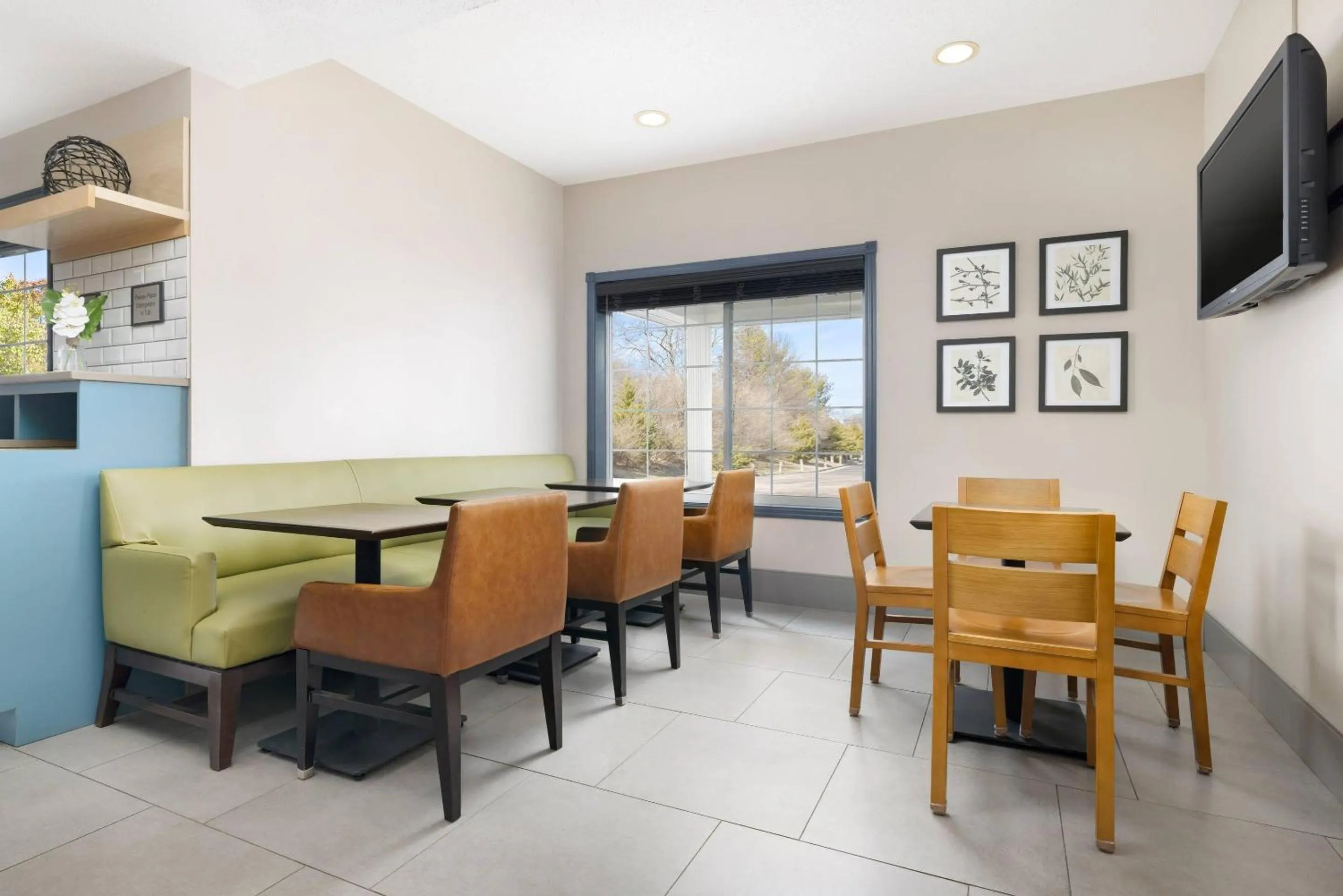 Breakfast in Country Inn & Suites by Radisson, Springfield, OH