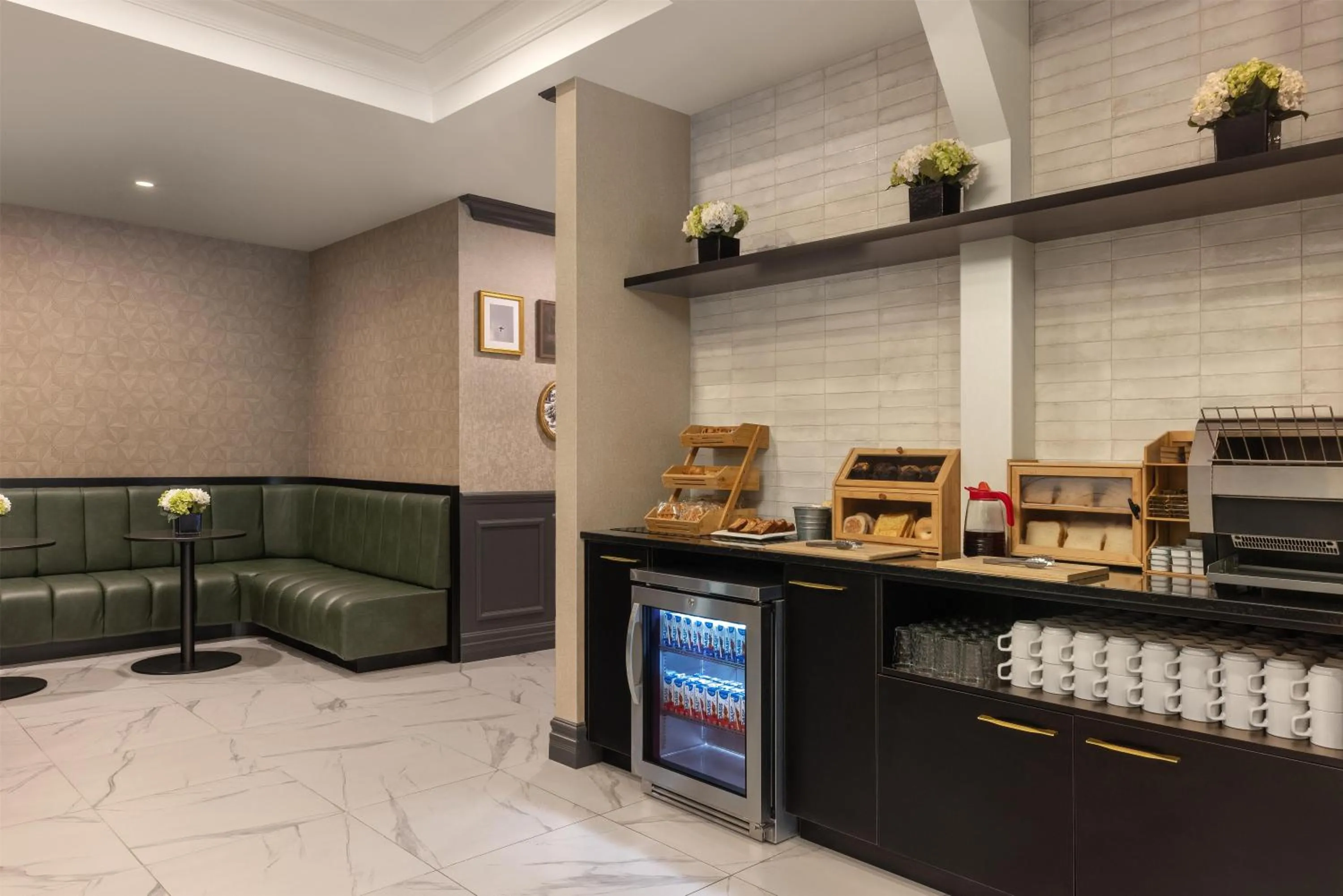 Breakfast in Hotel Vallea Bromont, Tapestry Collection by Hilton