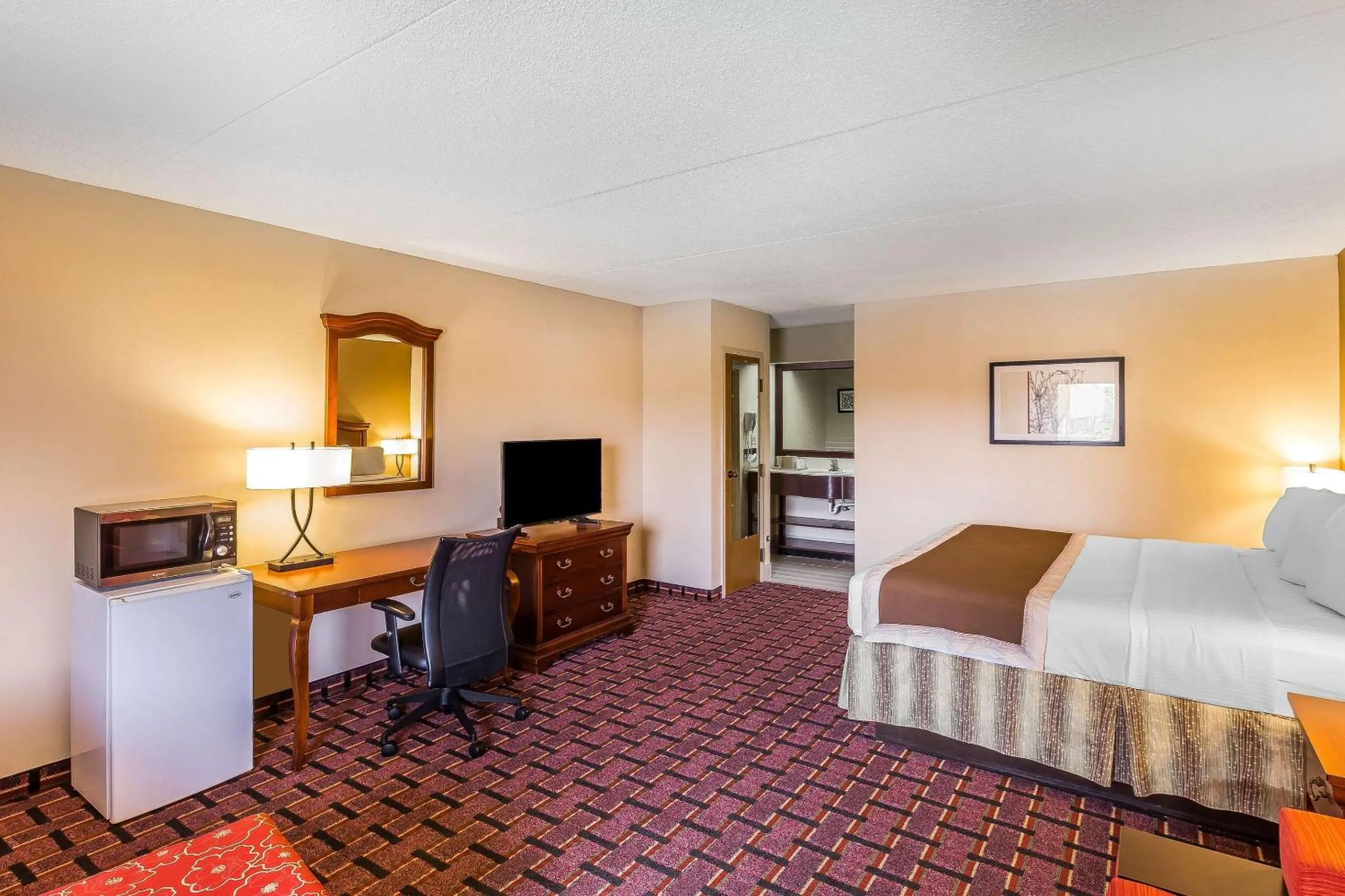 Photo of the whole room, Bed in Rodeway Inn Knoxville East