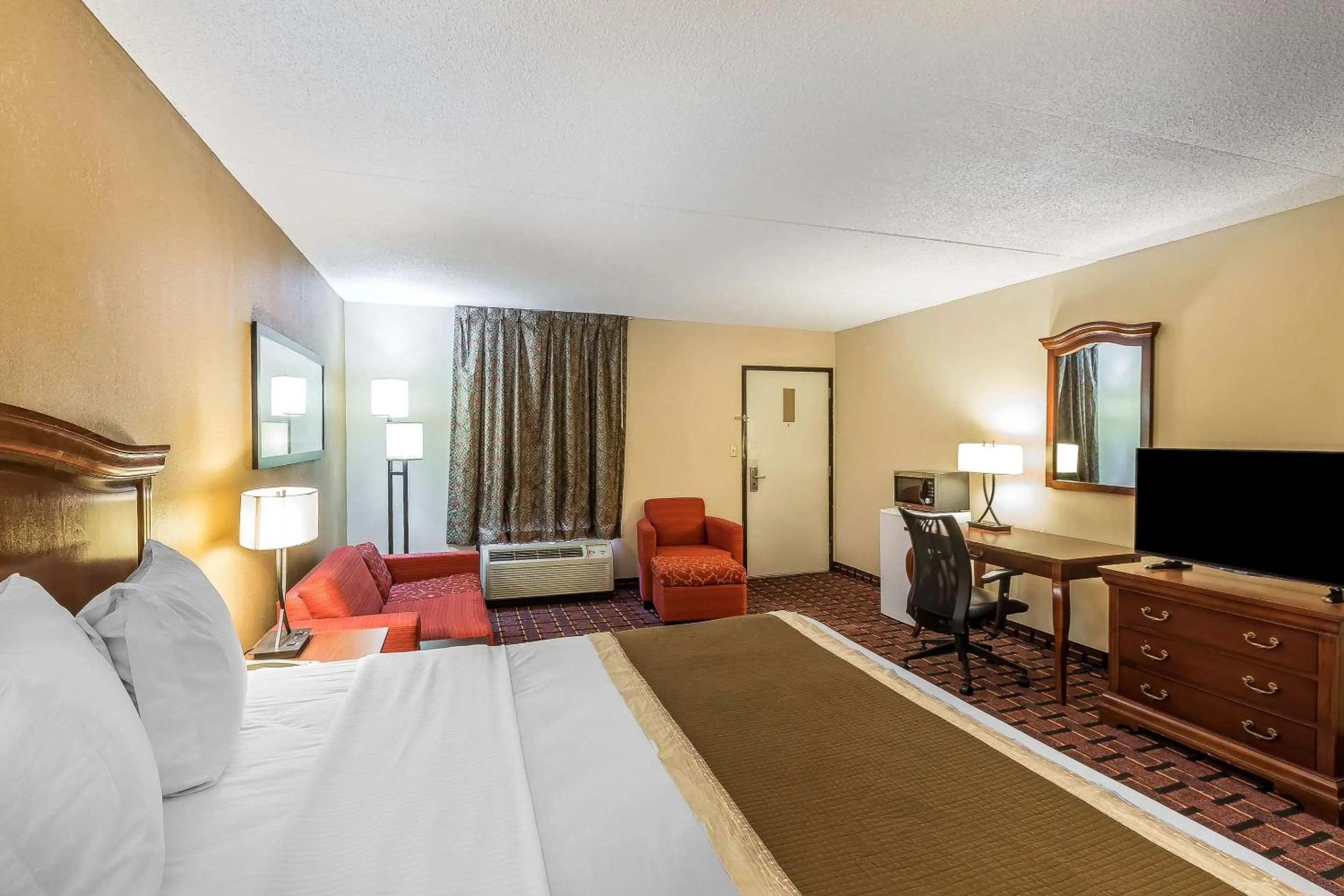 Photo of the whole room, Bed in Rodeway Inn Knoxville East