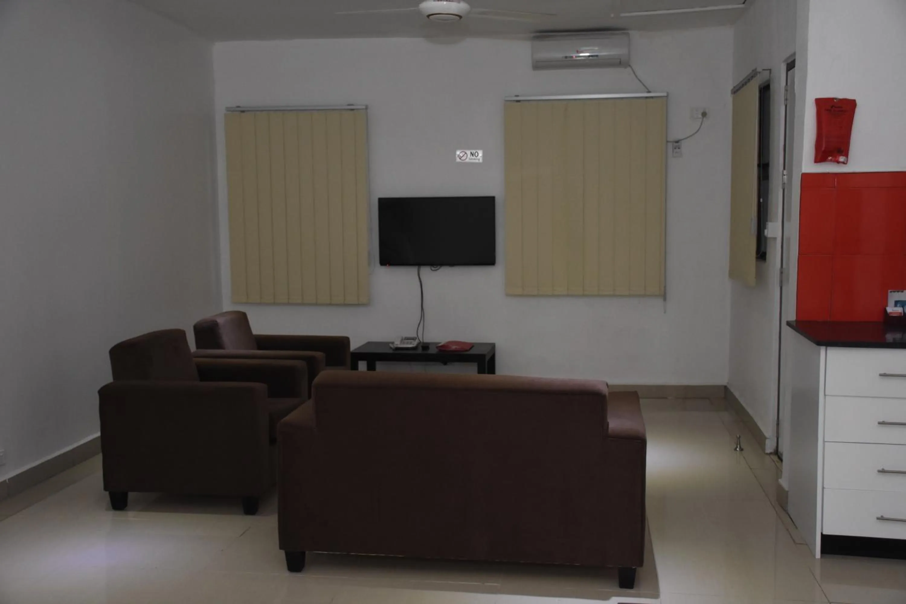 Communal lounge/ TV room in Best View Apartments