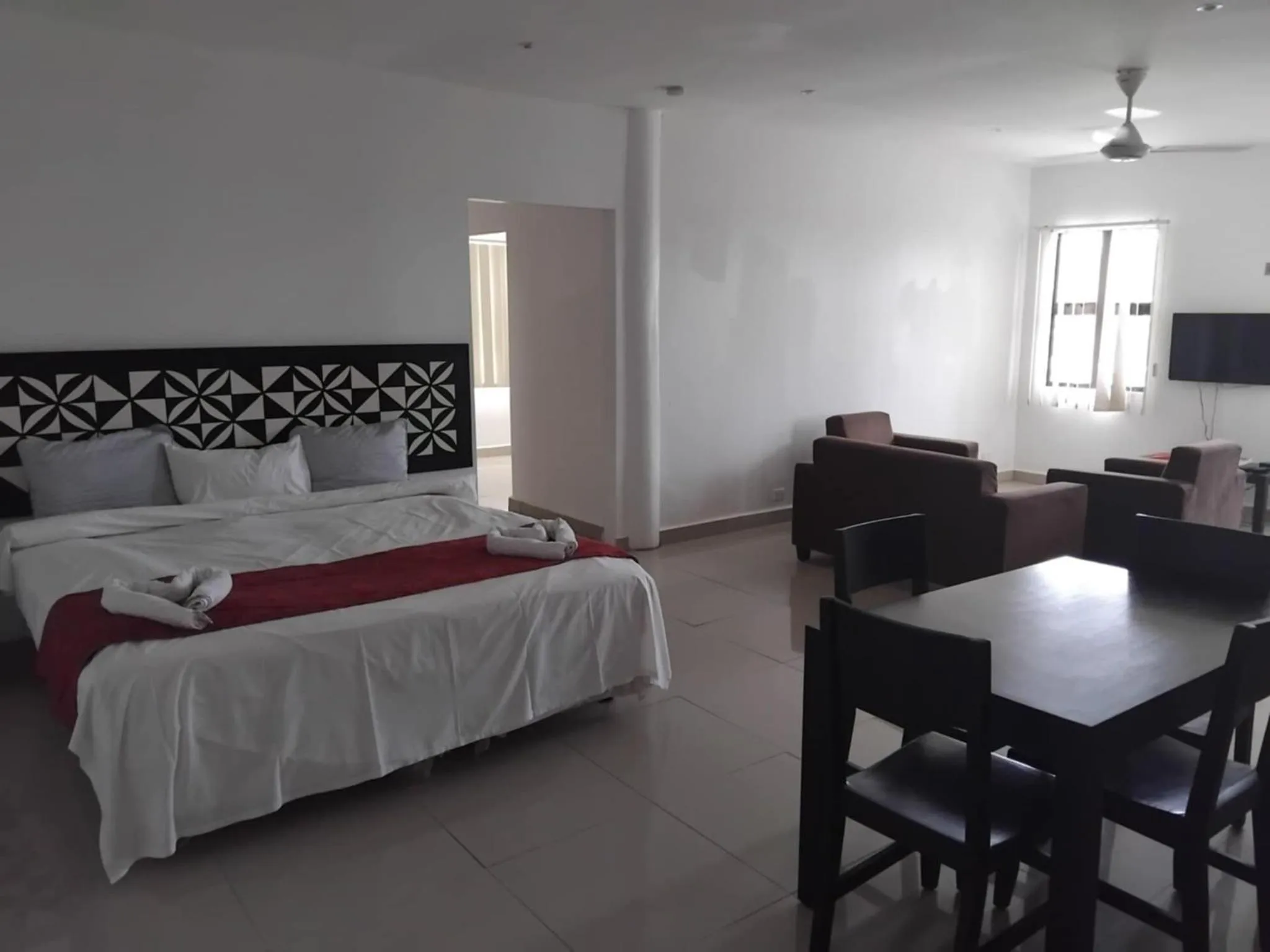 Communal lounge/ TV room, Bed in Best View Apartments