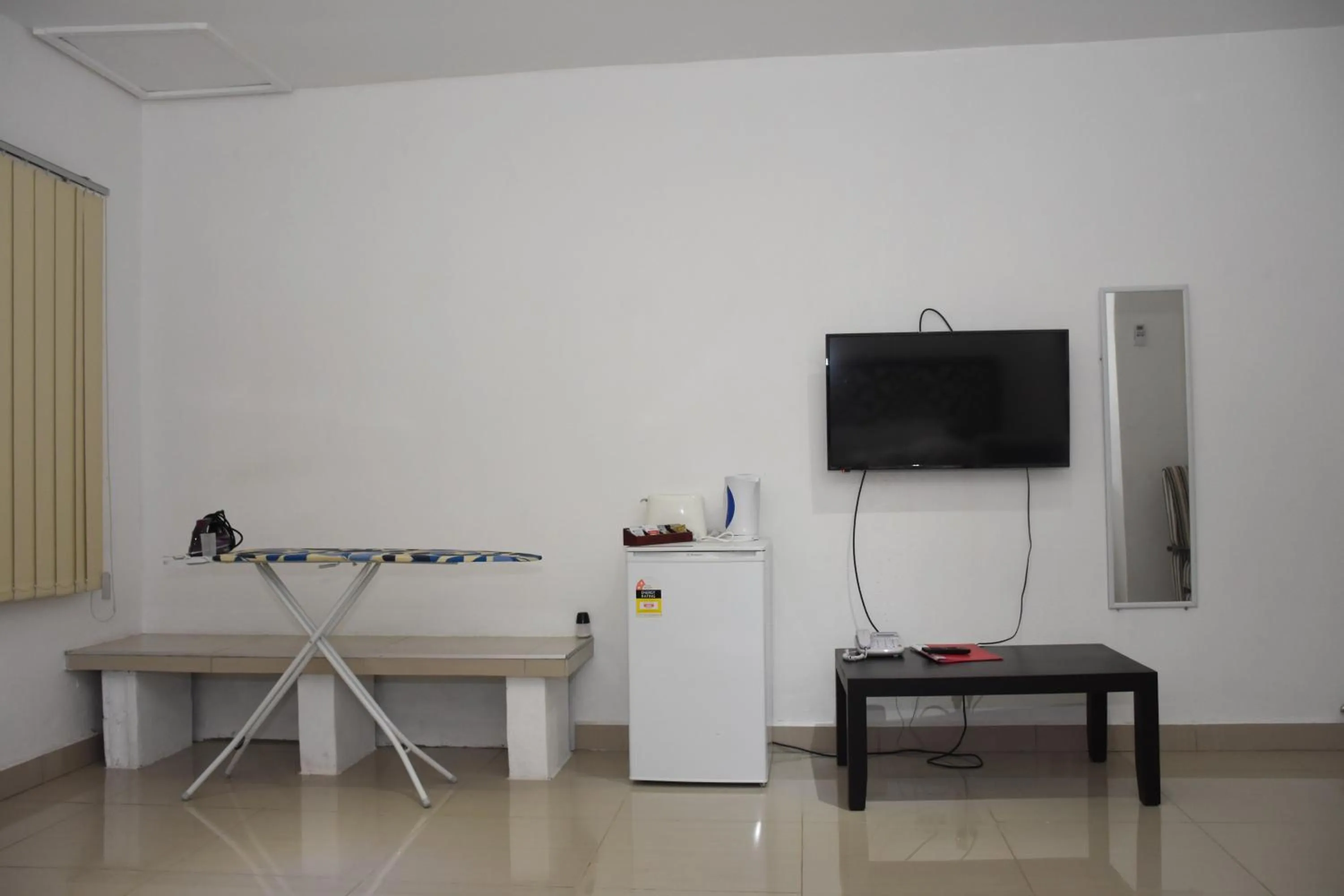 Communal lounge/ TV room in Best View Apartments