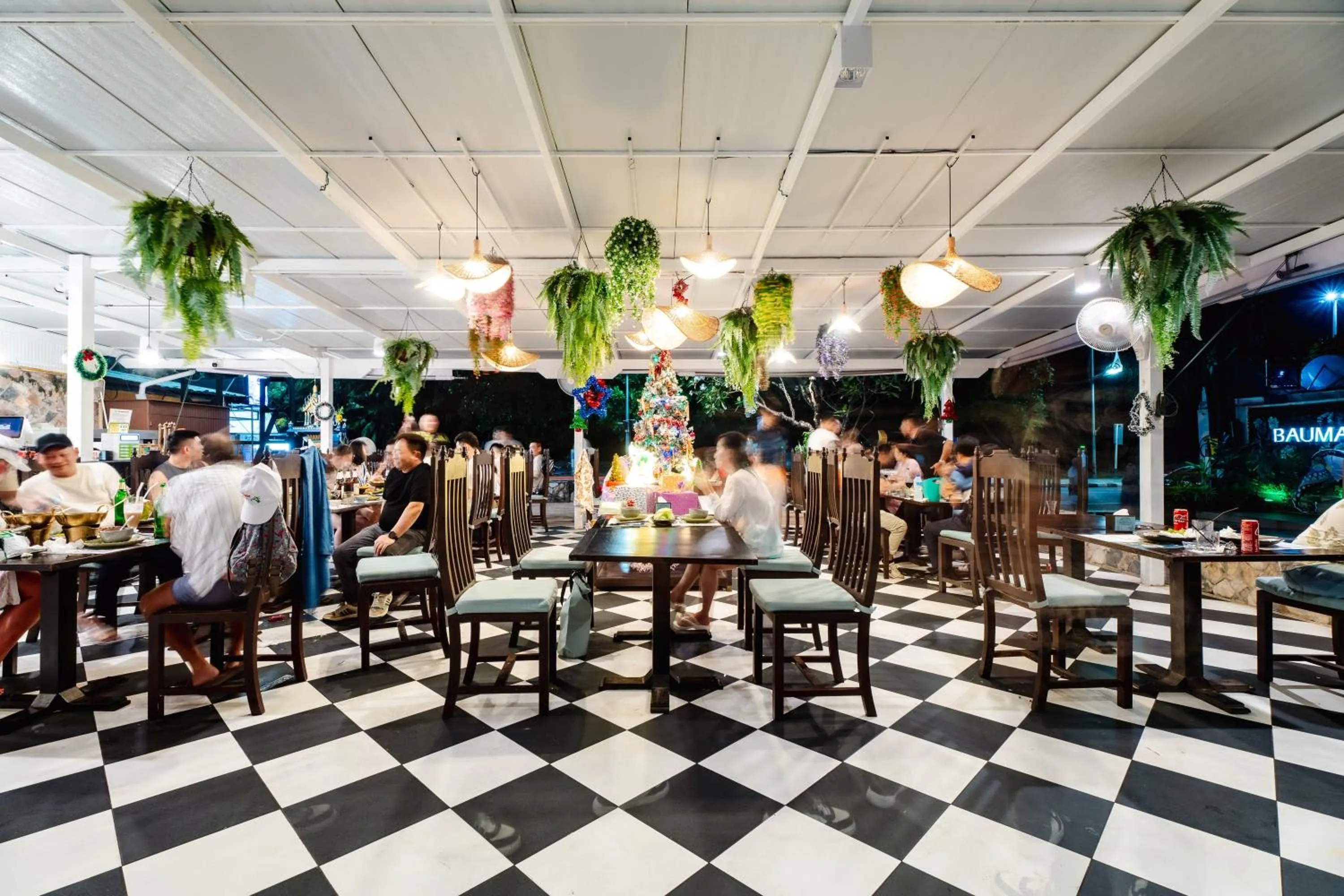 Restaurant/places to eat in Baumancasa Beach Resort