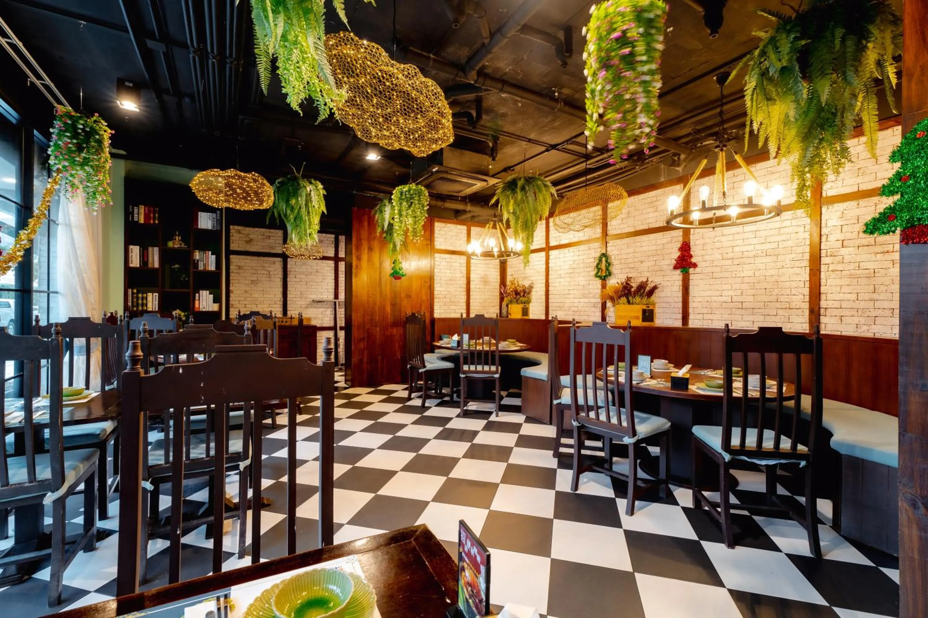 Restaurant/places to eat in Baumancasa Beach Resort